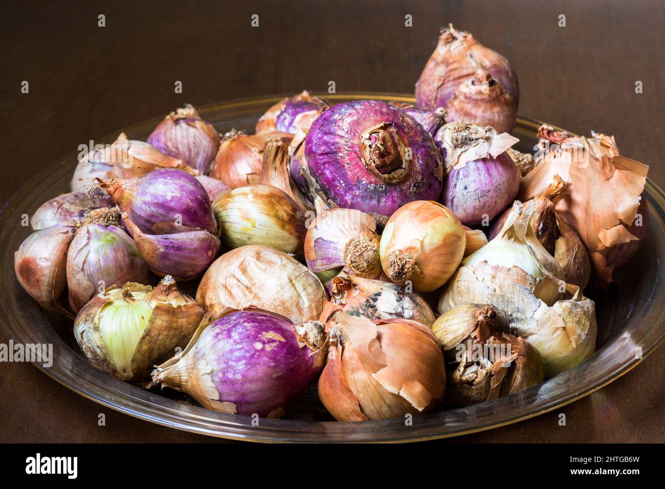 Haufen von braunen und violetten Schalotten, Allium Cepa Zwiebeln und braunen Zwiebeln Stockfoto