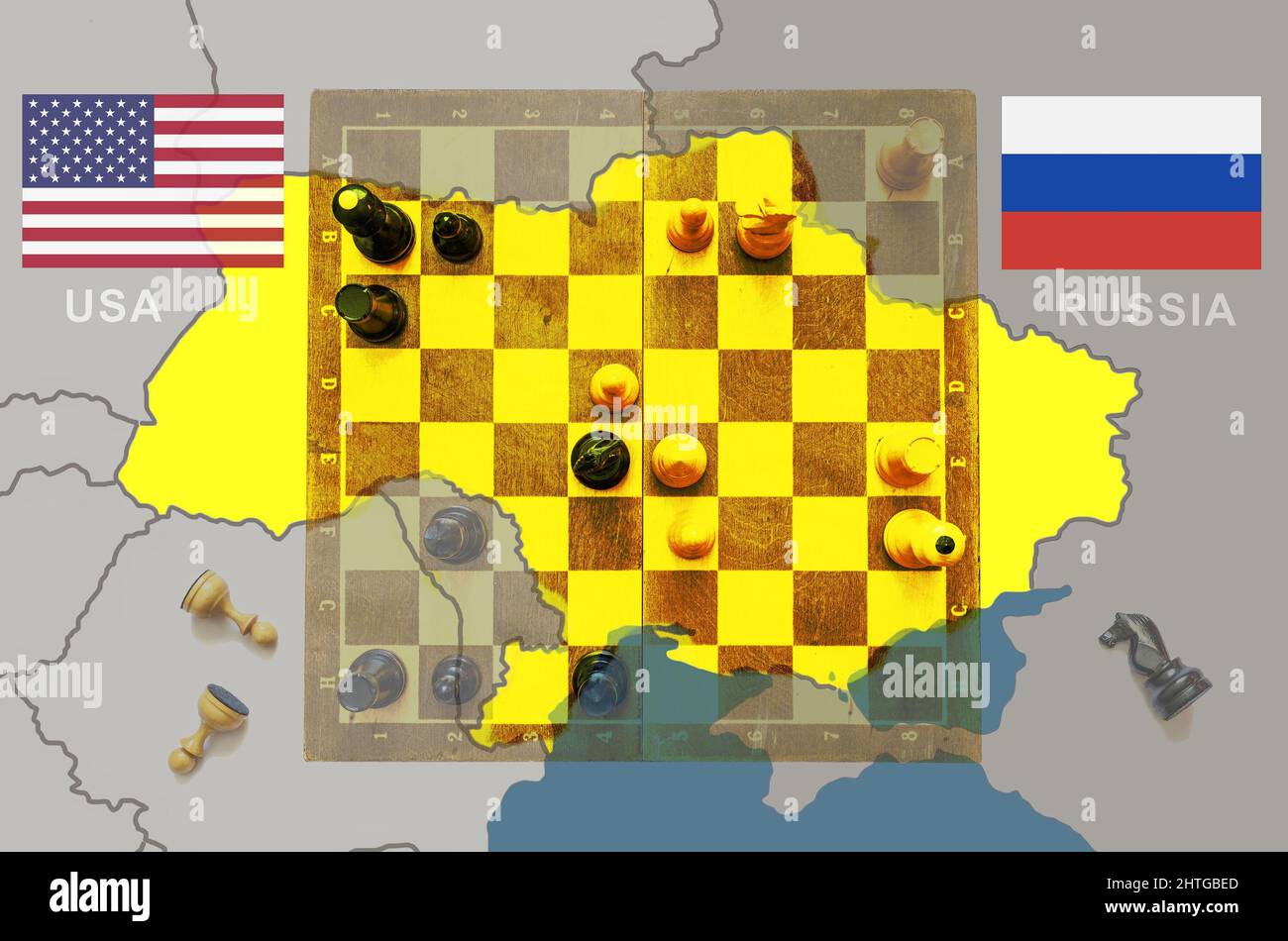 Russland vs USA in der Ukraine, Schachspiel wie Geopolitik. Schachbrett und Stücke auf der Ukraine- und Europakarte. Konzept von politischer Spannung, Krieg, Krise, Betrug Stockfoto