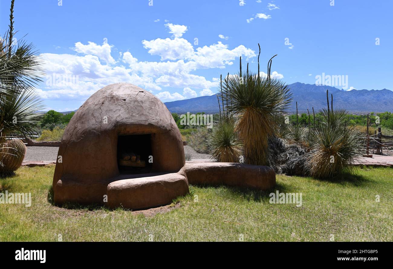 Der traditionelle Pueblo Ofen oder Hornos ist ein lehmziegelofen, der von den amerikanischen Ureinwohnern verwendet wird. Stockfoto