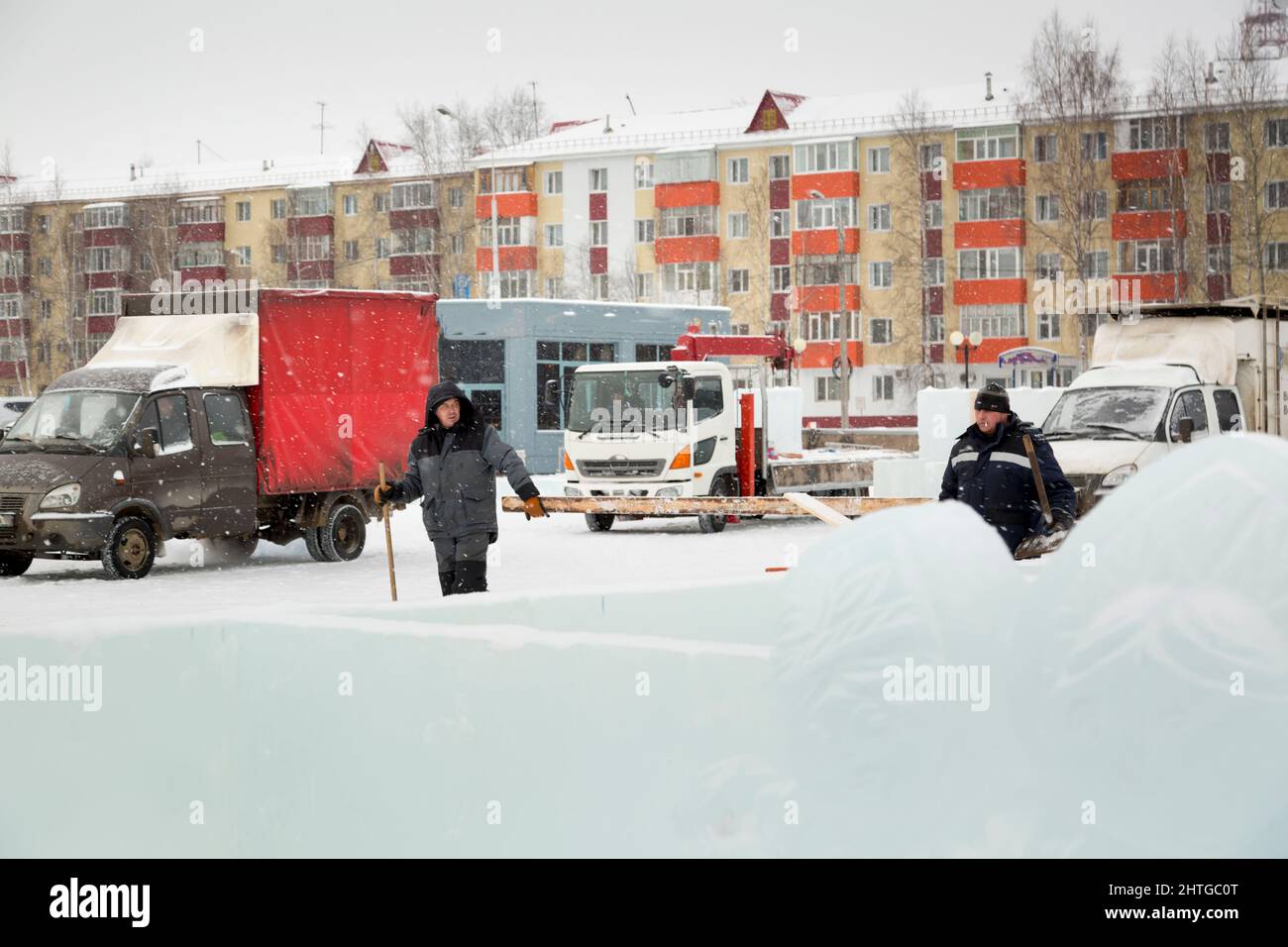 Bauherren mit Schaufeln auf Schneeräumung aus der Eisstadt Stockfoto