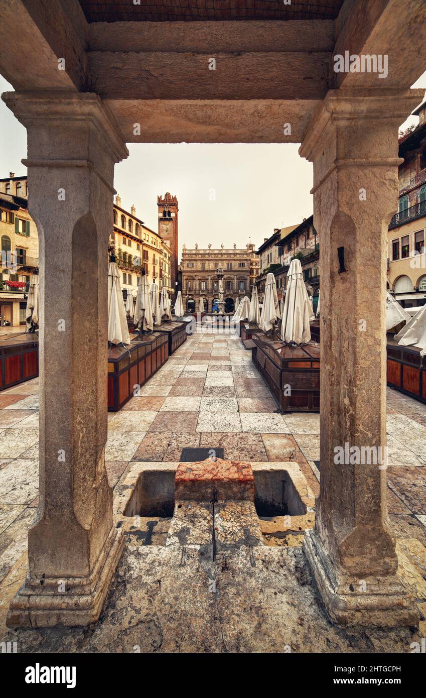 Piazza delle Erbe mit einer Aedicula aus dem 14.. Jahrhundert, Verona, Italien Stockfoto