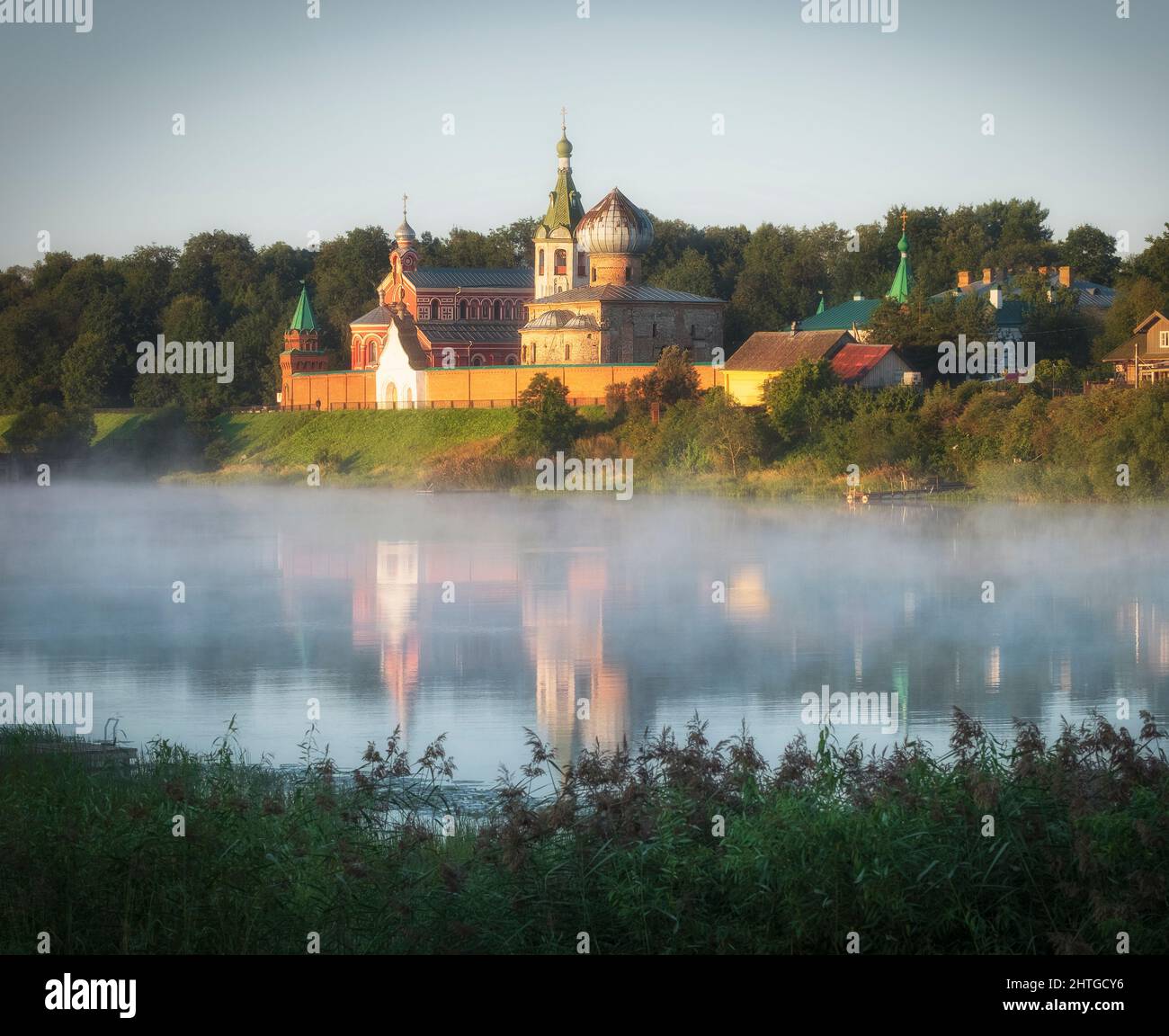 Das männliche Nikolski-Kloster in Staraya Ladoga im Leningrader Gebiet an einem nebligen Morgen auf dem Fluss Volkhov. Reisen auf den Flüssen Russlands Stockfoto