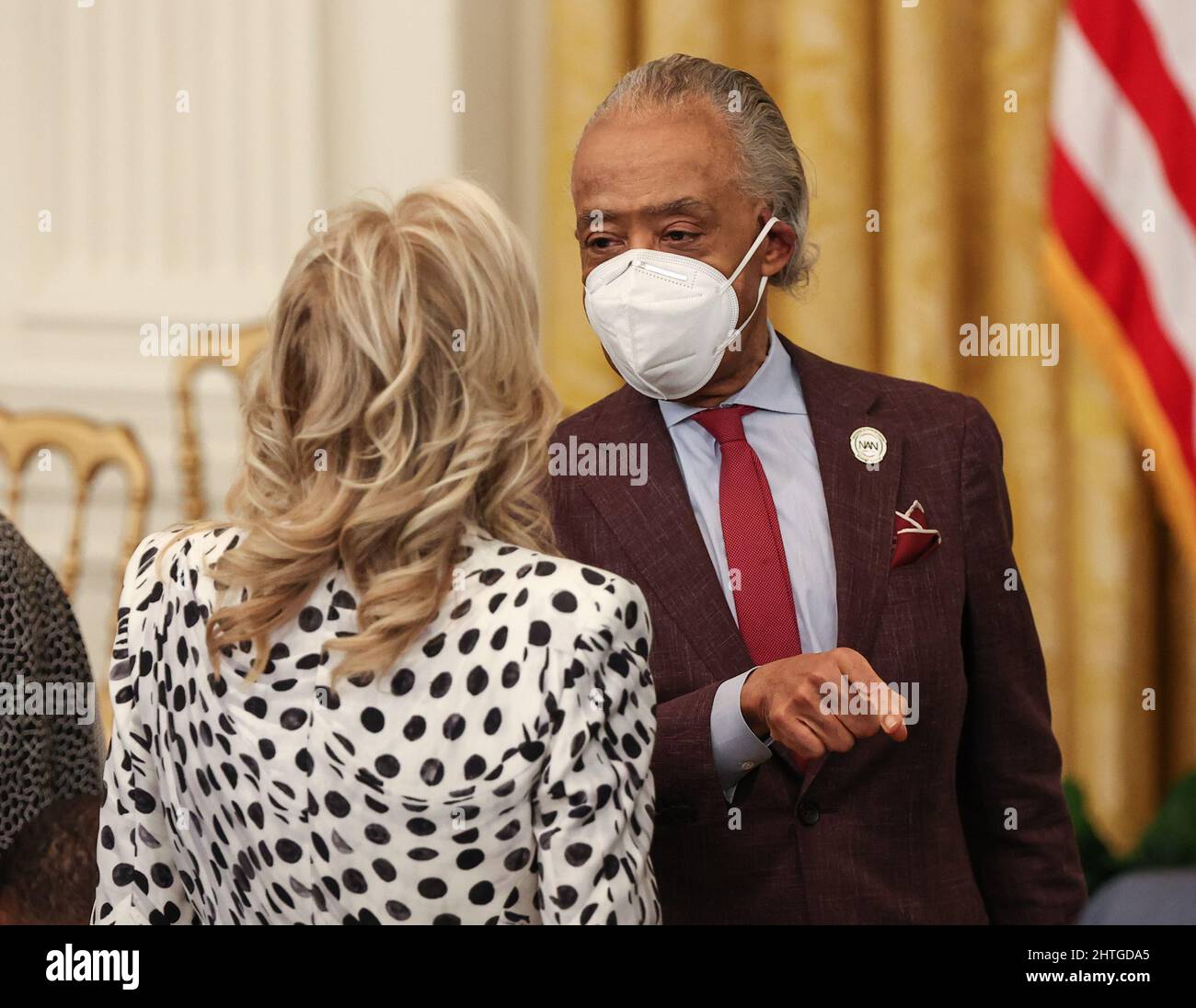 Washington, Usa. 28.. Februar 2022. First Lady Jill Biden spricht mit Reverend Al Sharpton während einer Feier des Black History Month im Weißen Haus am Montag, den 28. Februar 2022 in Washington DC. Foto von Jemal Gräfin/UPI Credit: UPI/Alamy Live News Stockfoto