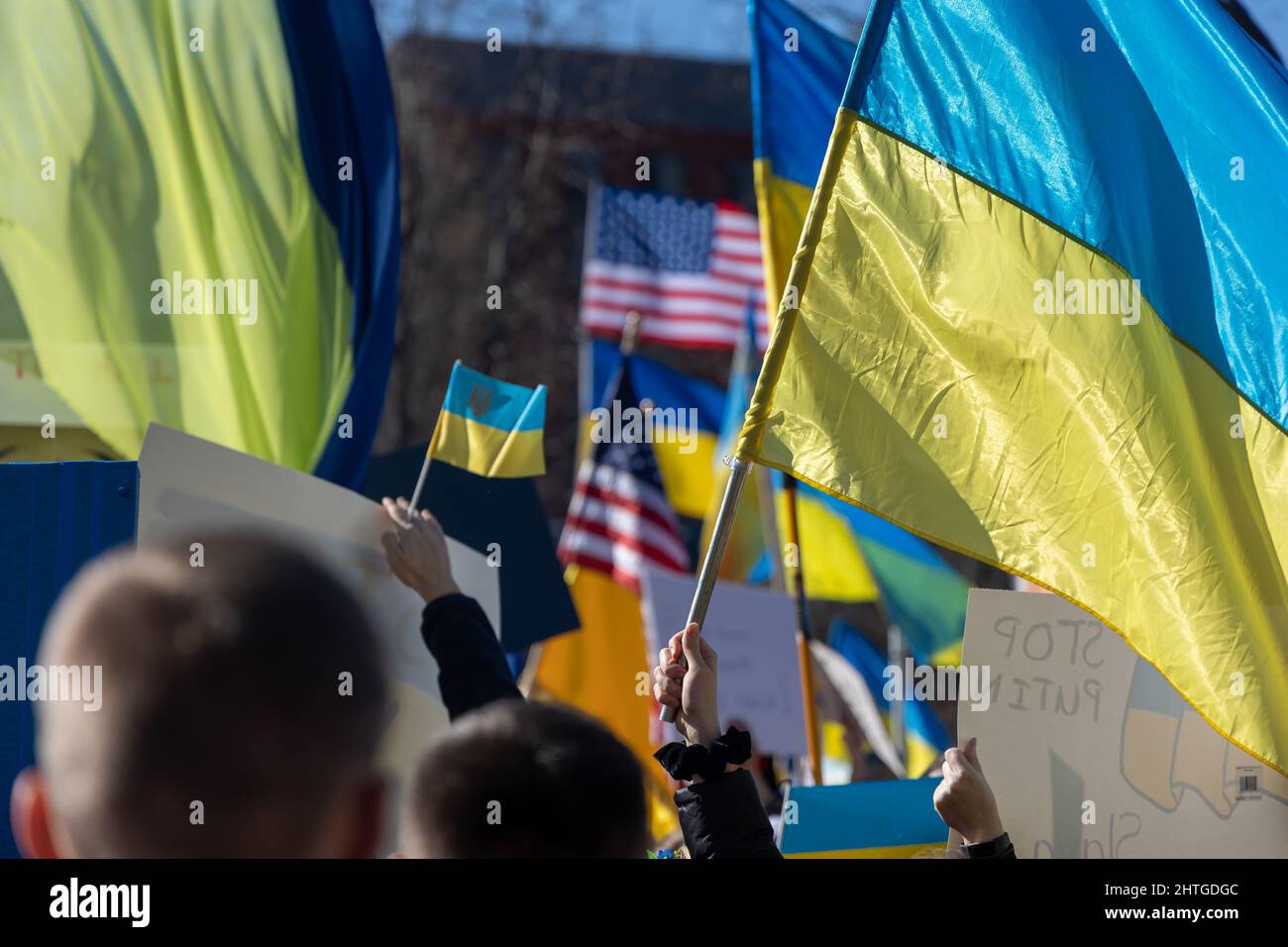 Die Ukraine unterstützt am 27. Februar 2022 eine Kundgebung vor dem Weißen Haus in Washington DC. Stockfoto