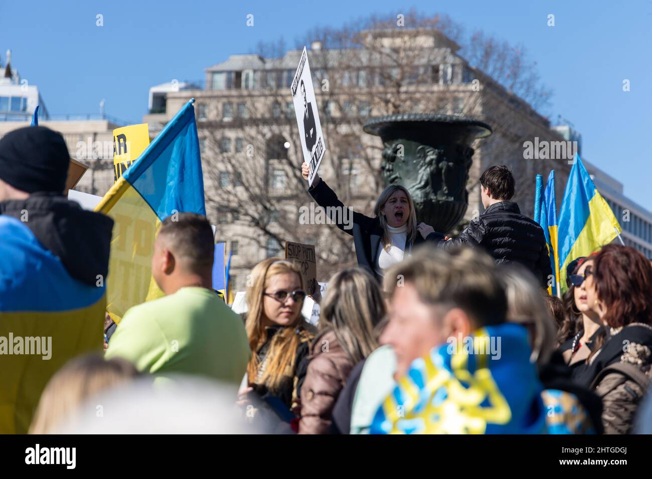 Die Ukraine unterstützt am 27. Februar 2022 eine Kundgebung vor dem Weißen Haus in Washington DC. Stockfoto