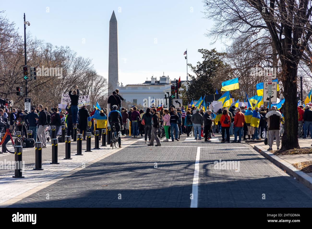 Die Ukraine unterstützt am 27. Februar 2022 eine Kundgebung vor dem Weißen Haus in Washington DC. Stockfoto