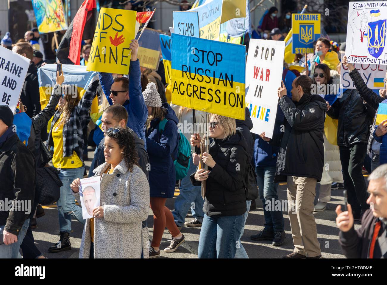 Die Ukraine unterstützt am 27. Februar 2022 eine Kundgebung vor dem Weißen Haus in Washington DC. Stockfoto