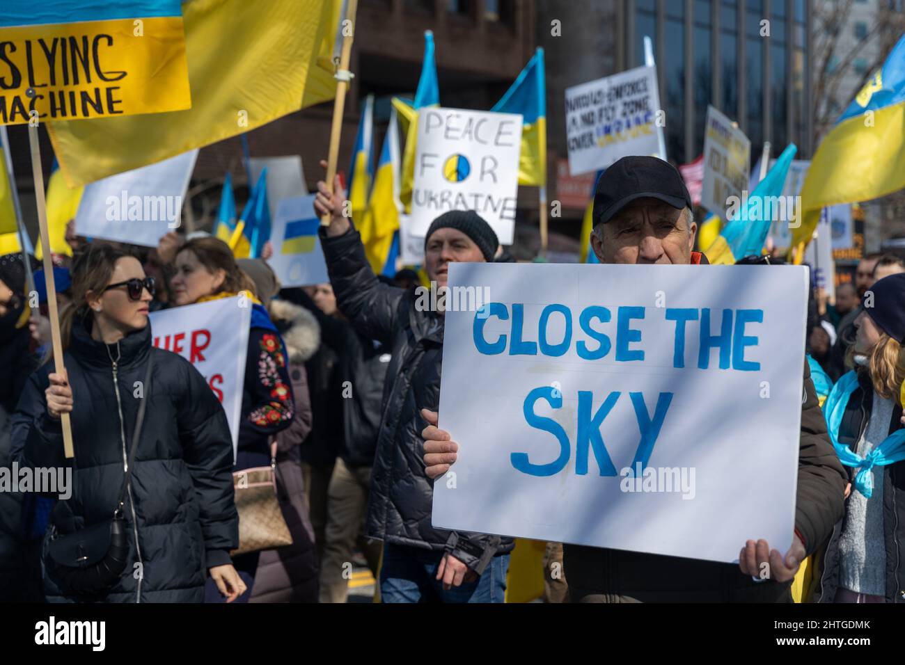 Die Ukraine unterstützt am 27. Februar 2022 eine Kundgebung vor dem Weißen Haus in Washington DC. Stockfoto