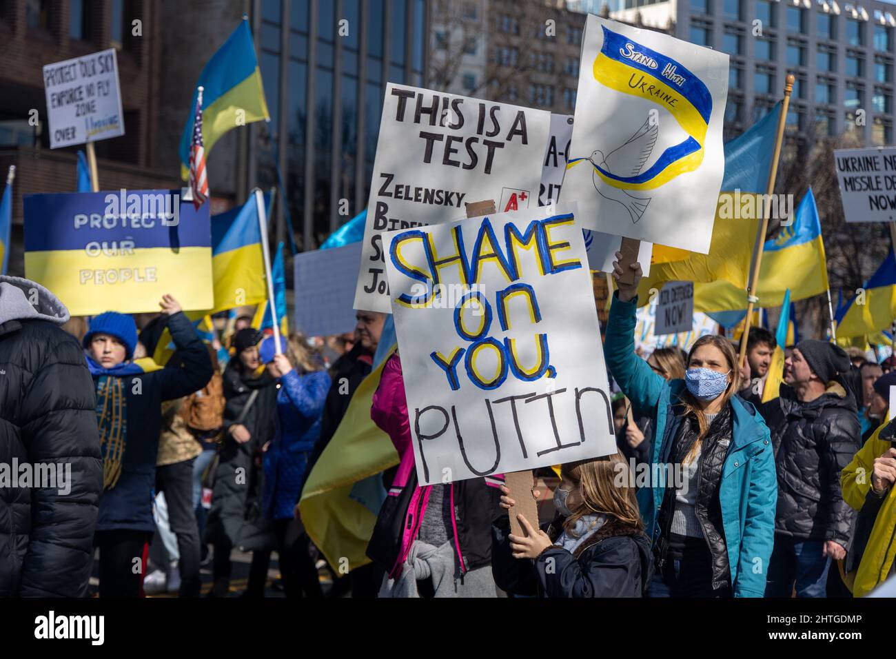 Die Ukraine unterstützt am 27. Februar 2022 eine Kundgebung vor dem Weißen Haus in Washington DC. Stockfoto