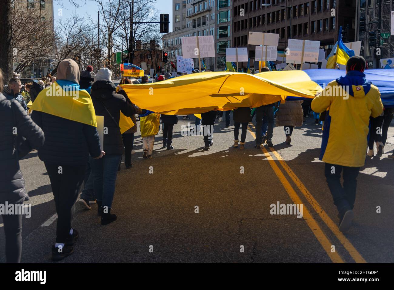 Die Ukraine unterstützt am 27. Februar 2022 eine Kundgebung vor dem Weißen Haus in Washington DC. Stockfoto