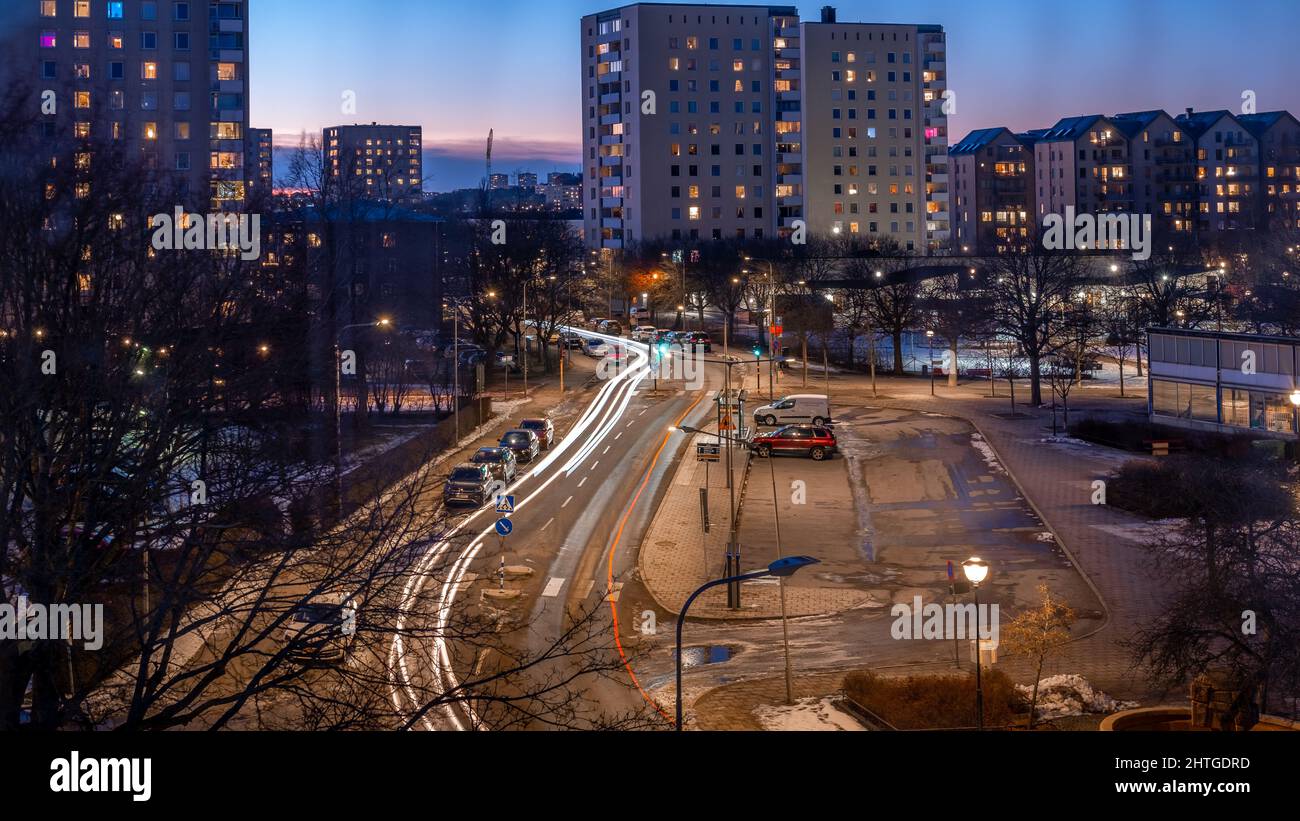 Schöne blaue Stunde februarnacht in Arsta Sandfjardsgatan Stockholm Schweden Stockfoto