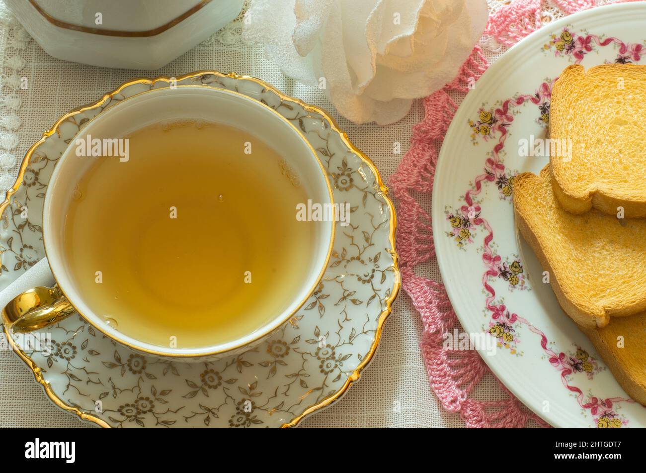 Tischset für Frühstück oder einen Snack mit Tee und Zwieback Stockfoto