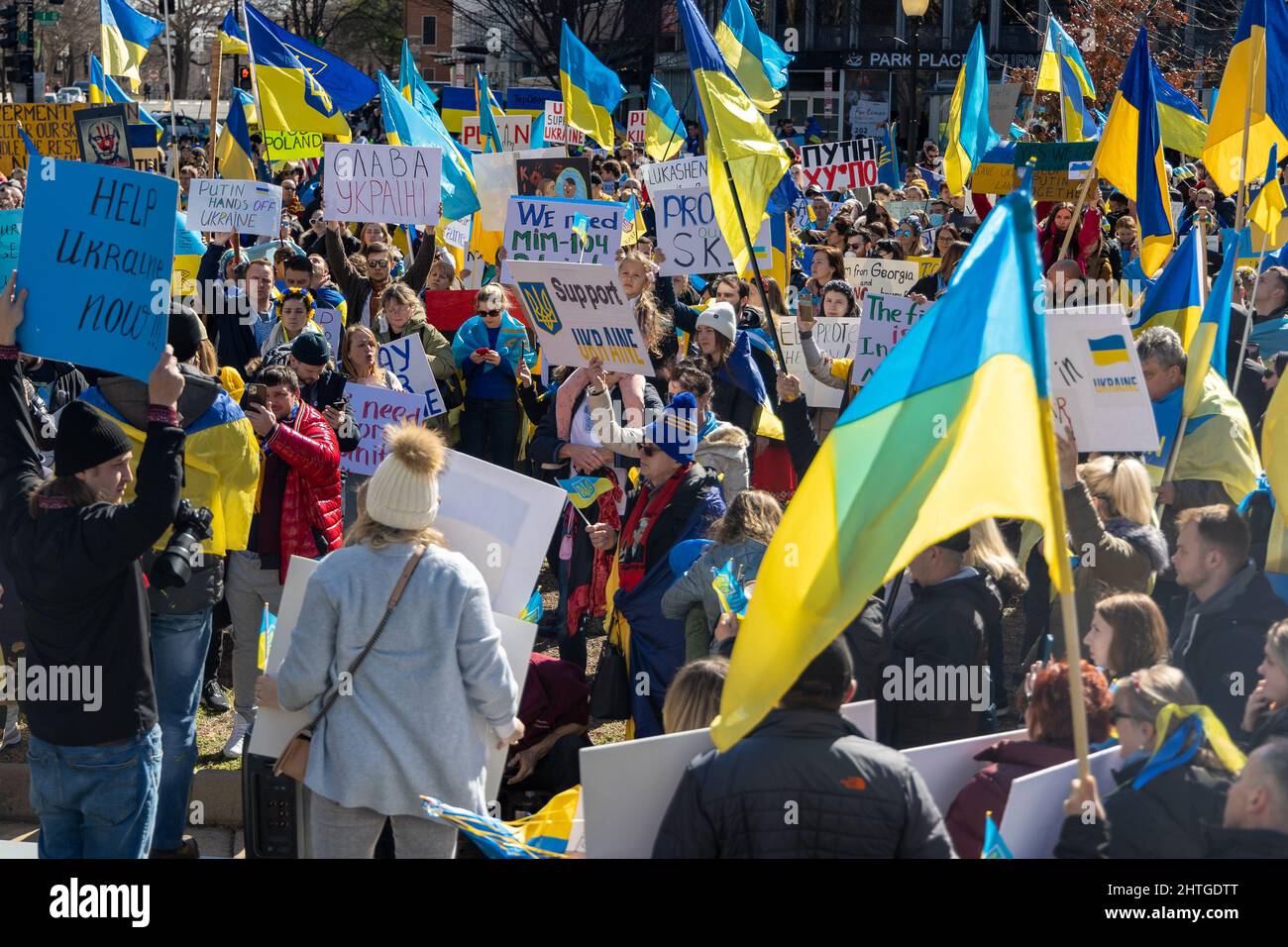 Die Ukraine unterstützt am 27. Februar 2022 eine Kundgebung vor dem Weißen Haus in Washington DC. Stockfoto