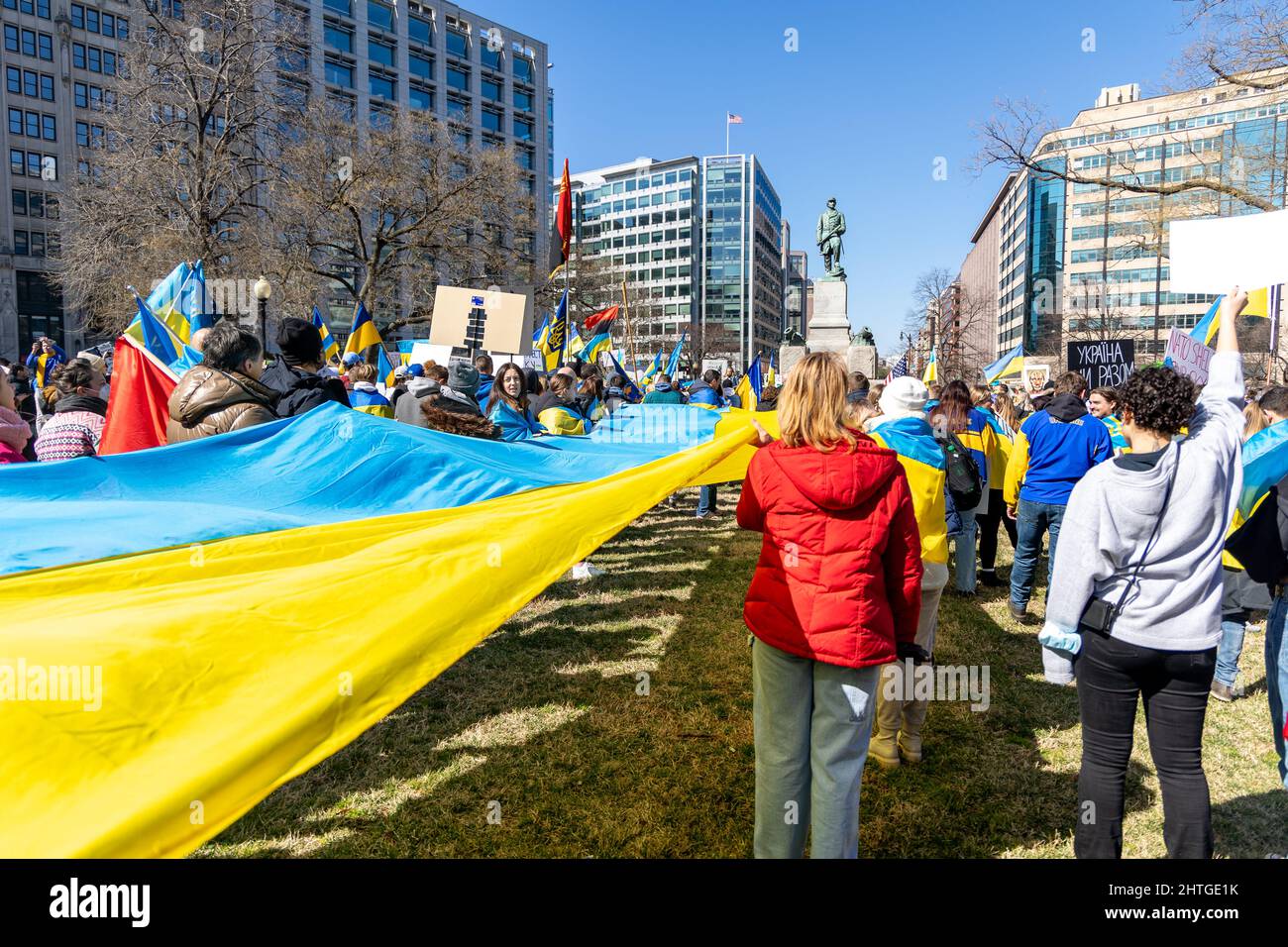 Die Ukraine unterstützt am 27. Februar 2022 eine Kundgebung vor dem Weißen Haus in Washington DC. Stockfoto