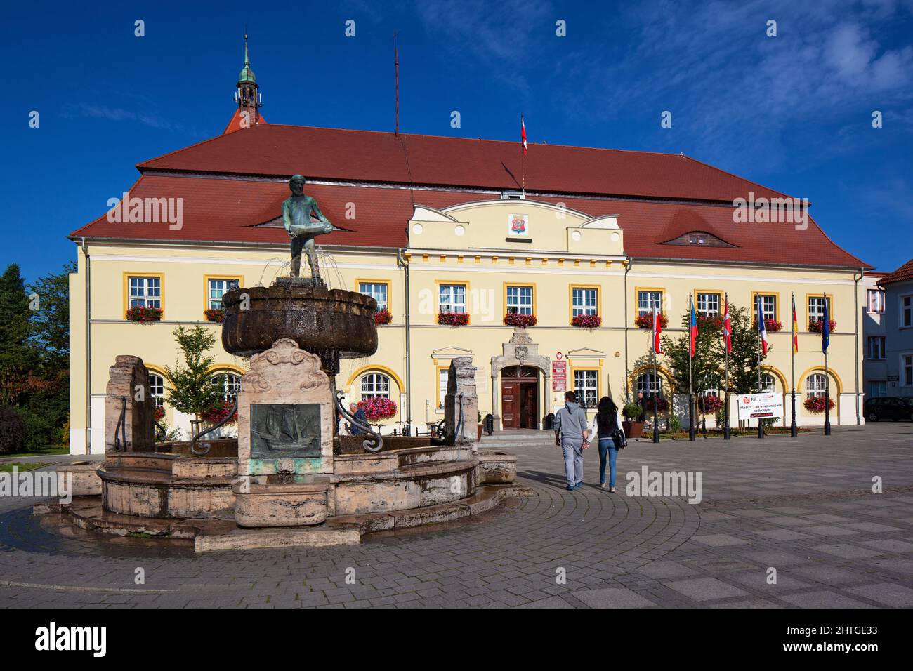 Polen, Woiwodschaft Westpommern, Darłowo - Marktplatz mit Rathaus Stockfoto