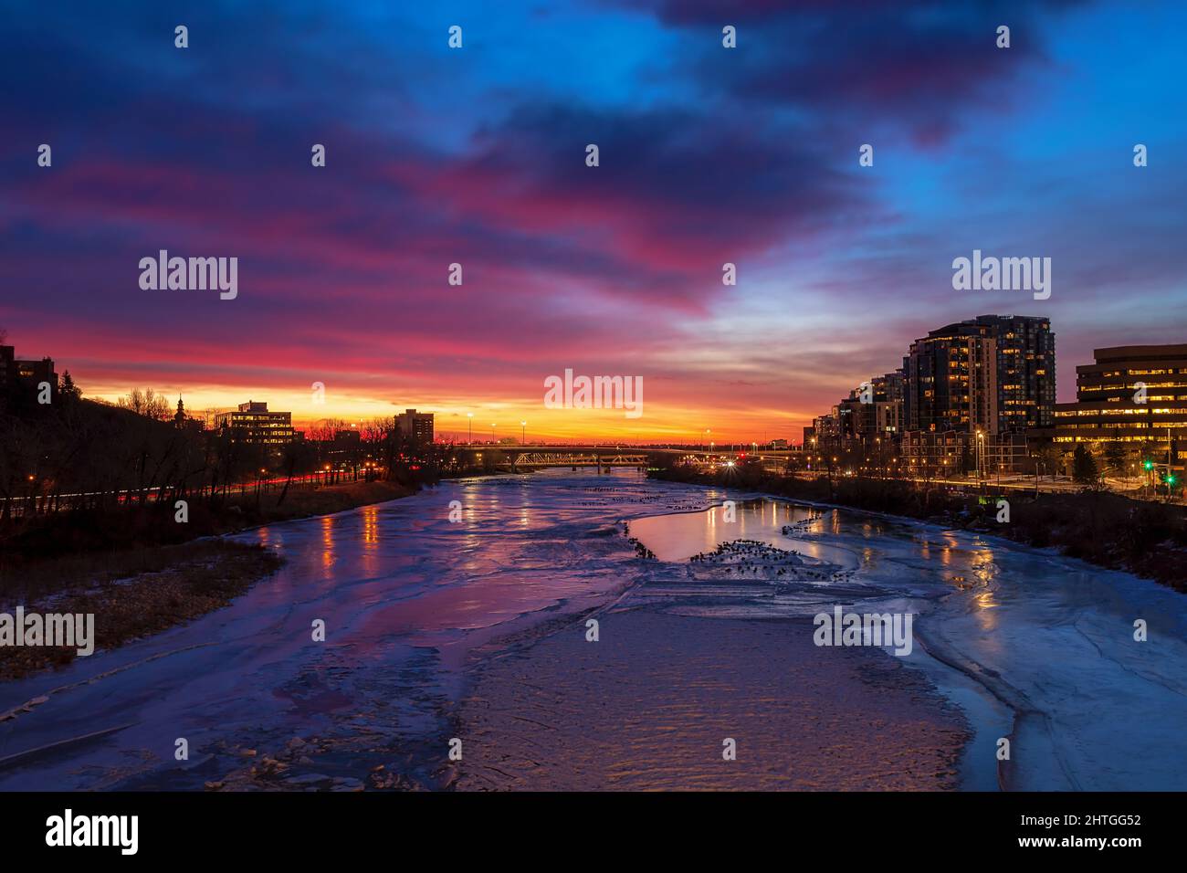 Farbenprächtiger Sonnenaufgang Über Dem Calgary River Stockfoto