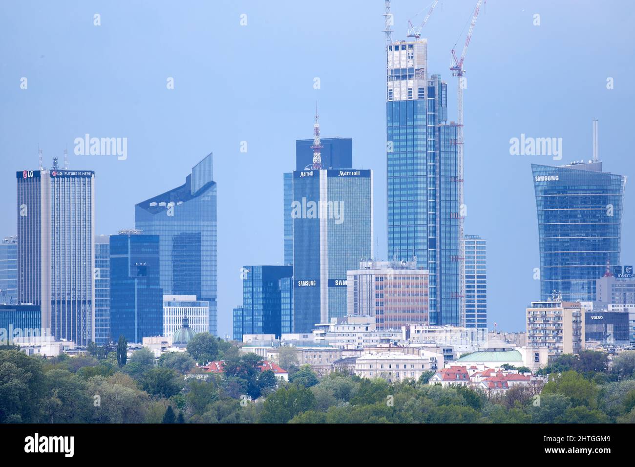 Panorama der Warschauer Wolkenkratzer aus großer Entfernung an einem klaren Frühlingstag Stockfoto