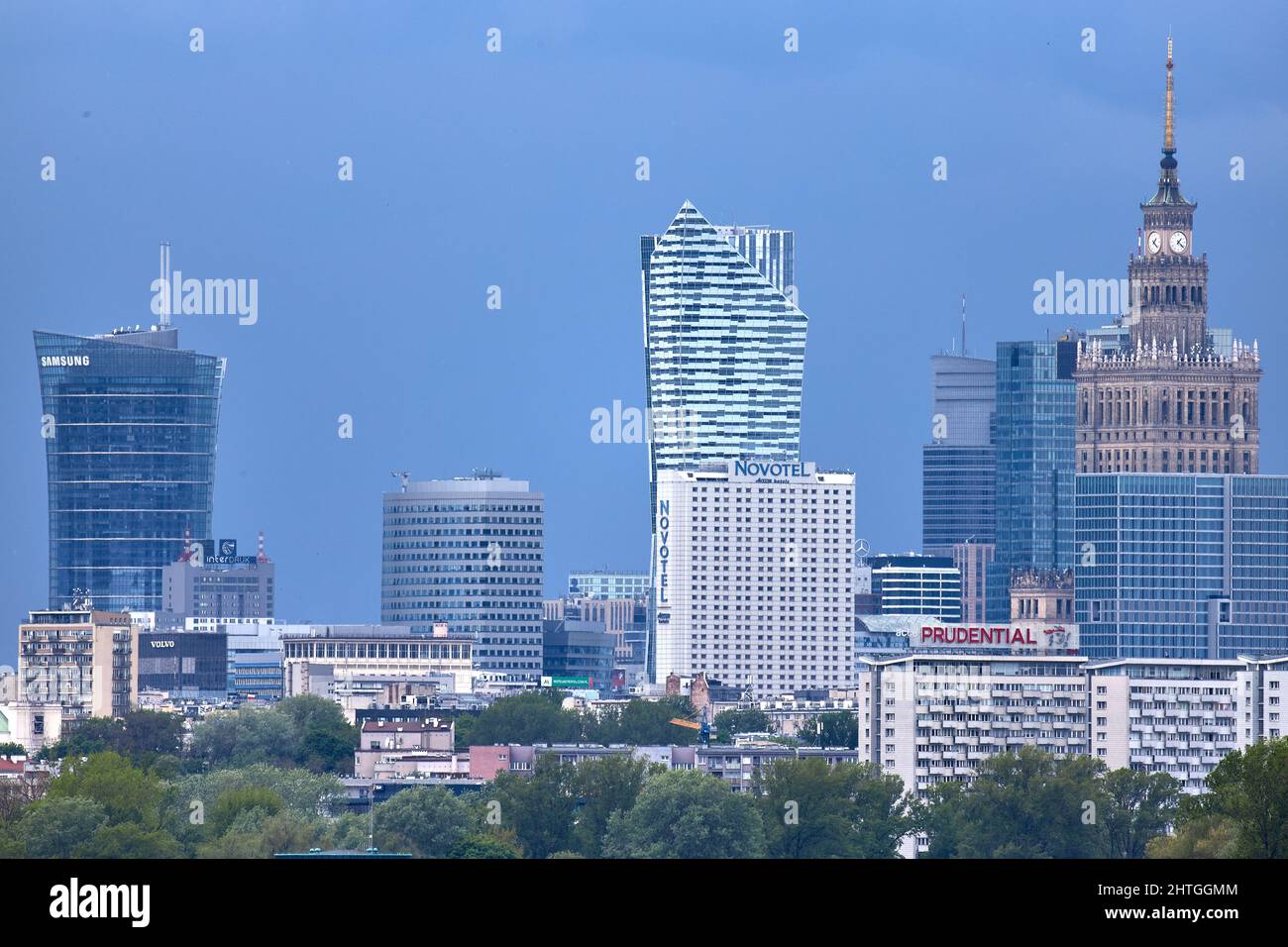 Panorama der Warschauer Wolkenkratzer aus großer Entfernung an einem klaren Frühlingstag Stockfoto