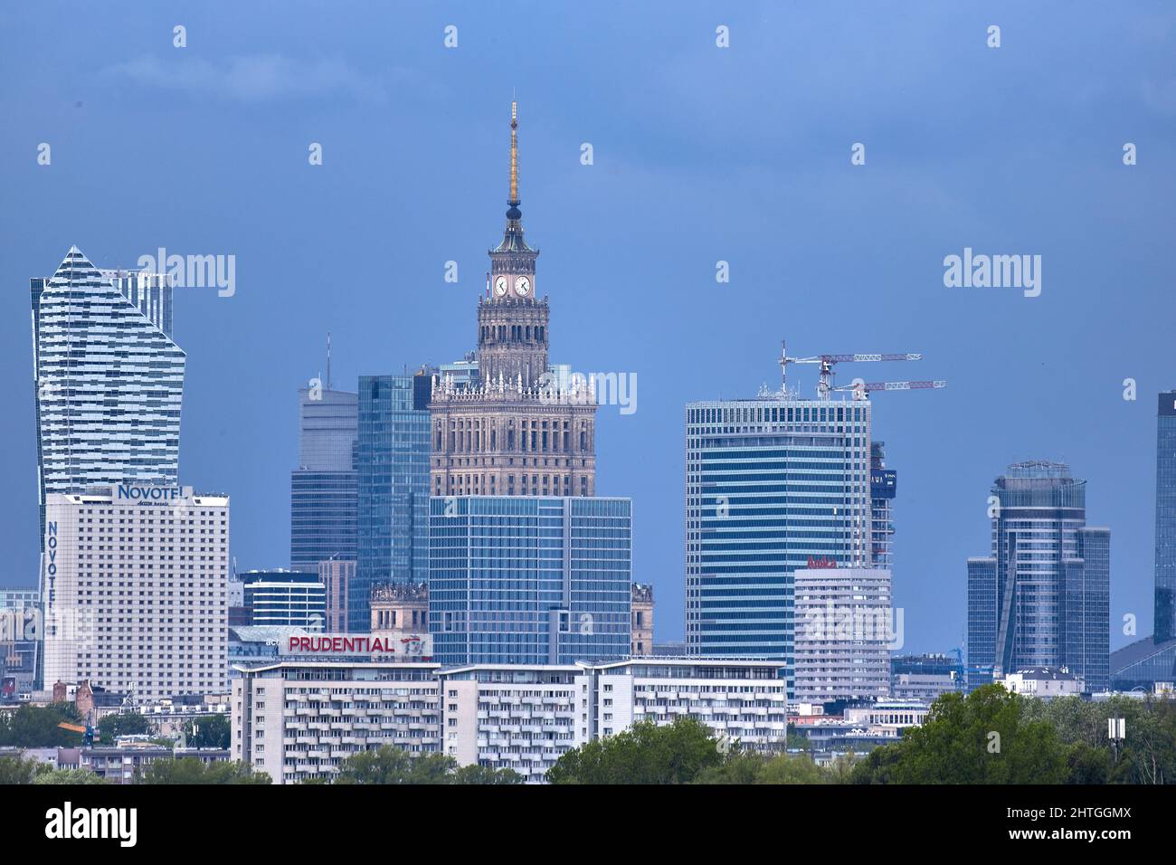 Panorama der Warschauer Wolkenkratzer aus großer Entfernung an einem klaren Frühlingstag Stockfoto