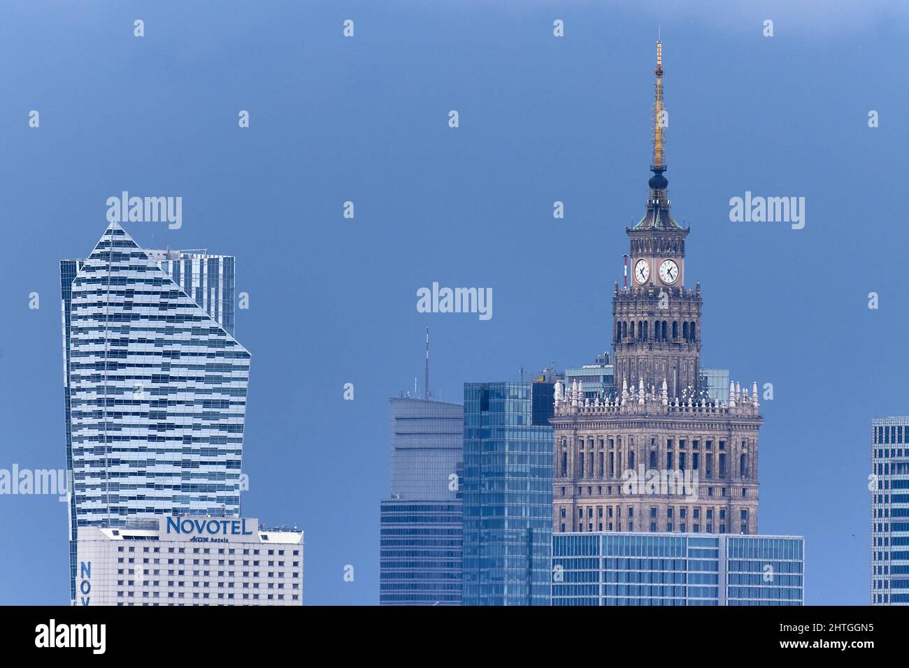 Panorama der Warschauer Wolkenkratzer aus großer Entfernung an einem klaren Frühlingstag Stockfoto