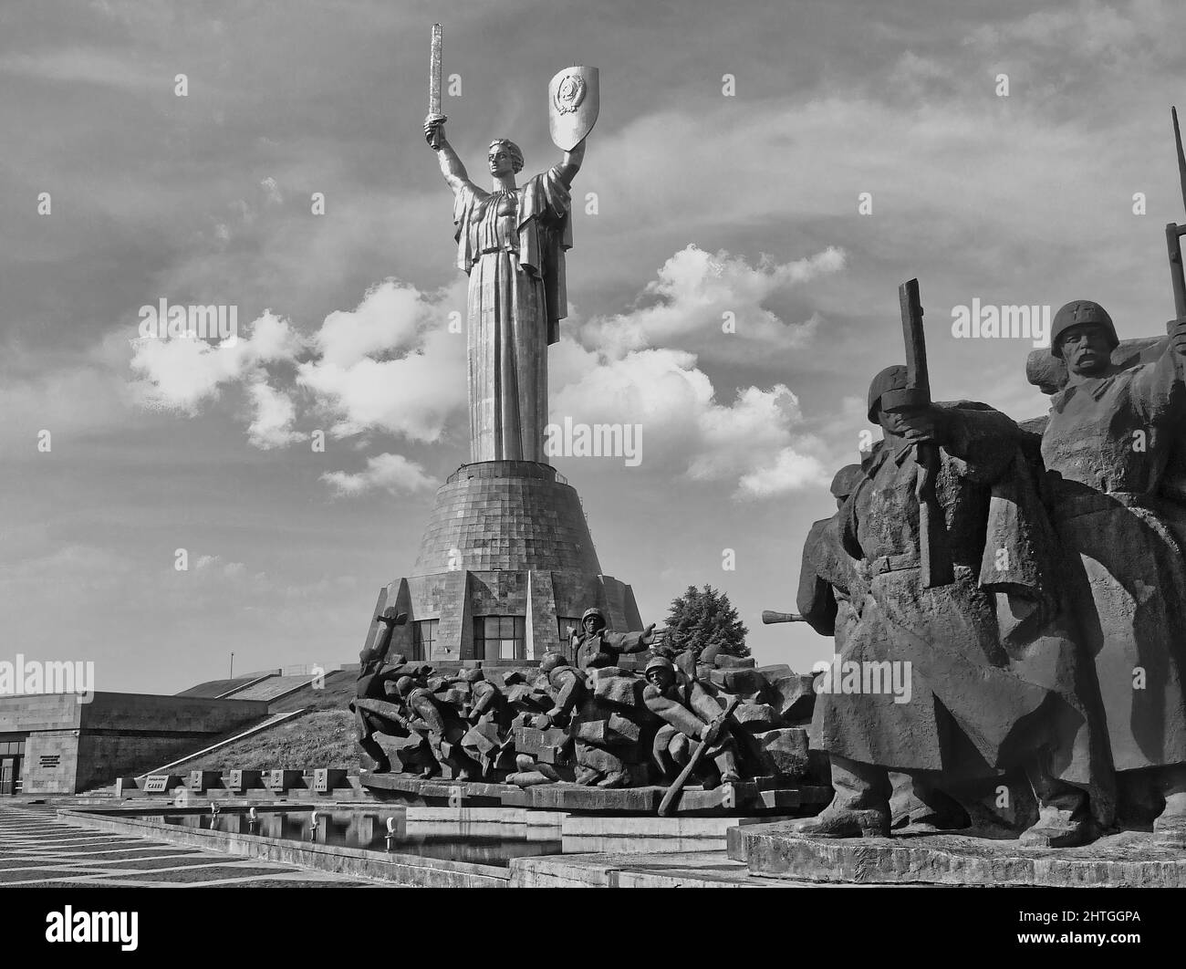 Das Mutterland-Denkmal, die Skulptur ein Teil des Nationalmuseums für die Geschichte der Ukraine im Zweiten Weltkrieg Stockfoto