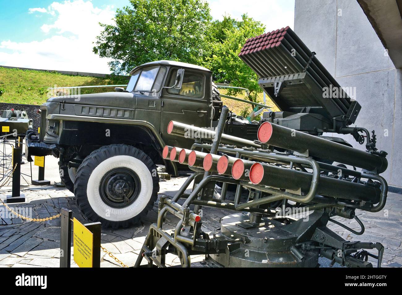 Die Waffen, die während des Zweiten Weltkriegs von der ukrainischen Armee verwendet wurden, wurden im Nationalmuseum der Geschichte der Ukraine ausgestellt Stockfoto