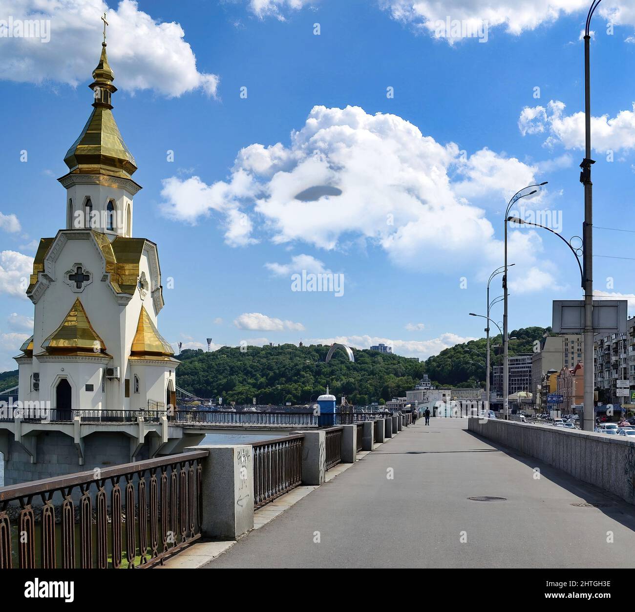 Kirche auf dem Wasser. Hauptstadt der Ukraine - Kiew. Kirche des Heiligen Nikolaus auf dem Wasser Stockfoto