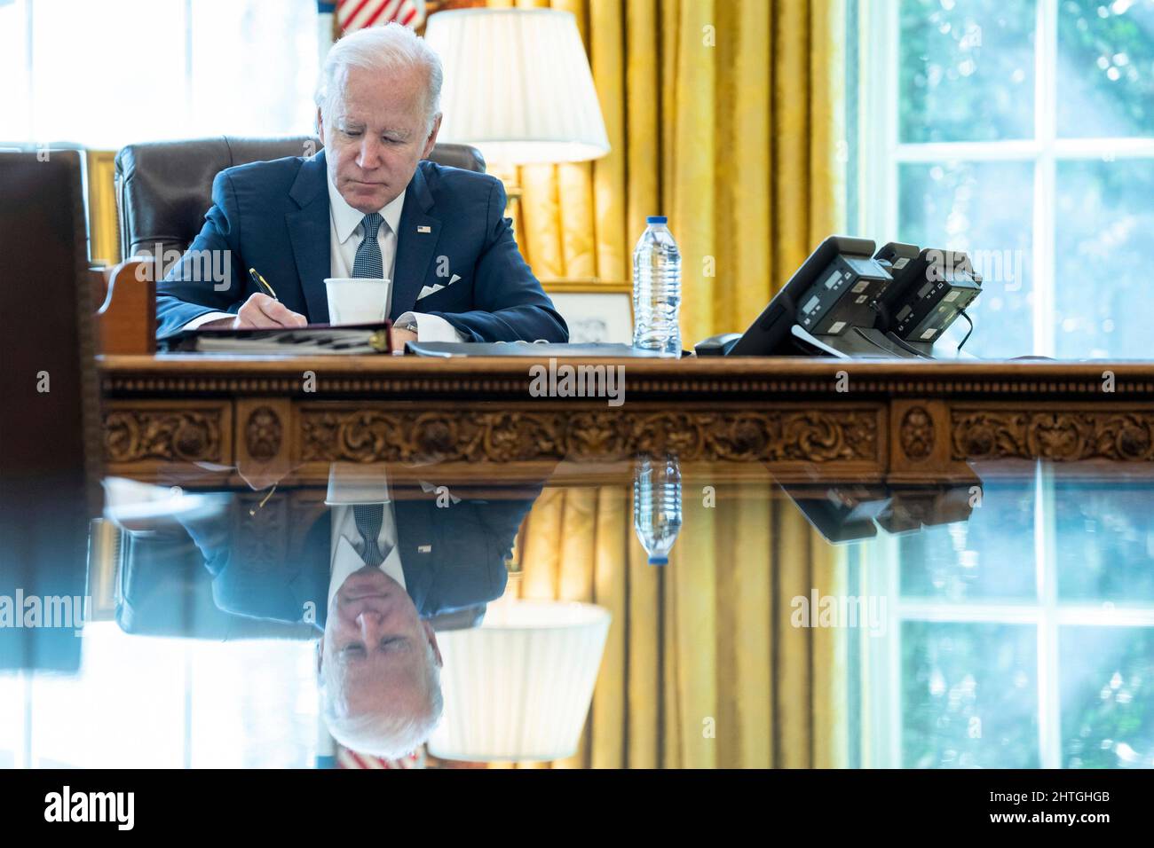 Washington, Vereinigte Staaten Von Amerika. 28.. Februar 2022. Washington, Vereinigte Staaten von Amerika. 28. Februar 2022. US-Präsident Joe Biden hält eine Telefonkonferenz mit NATO-Verbündeten ab, um die anhaltende Krise in der Ukraine zu diskutieren, vom Oval Office des Weißen Hauses am 28. Februar 2022 in Washington, DC Quelle: Adam Schultz/White House Photo/Alamy Live News Stockfoto