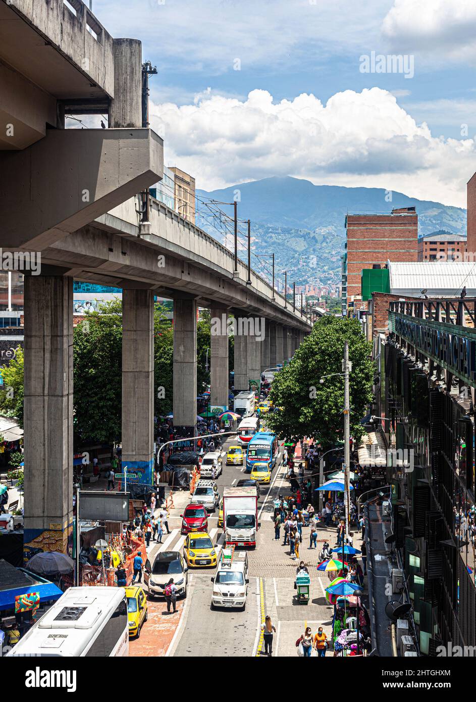 Blick auf den Fahrzeugverkehr auf einer Straße im Zentrum von Medellín, Kolumbien. Stockfoto