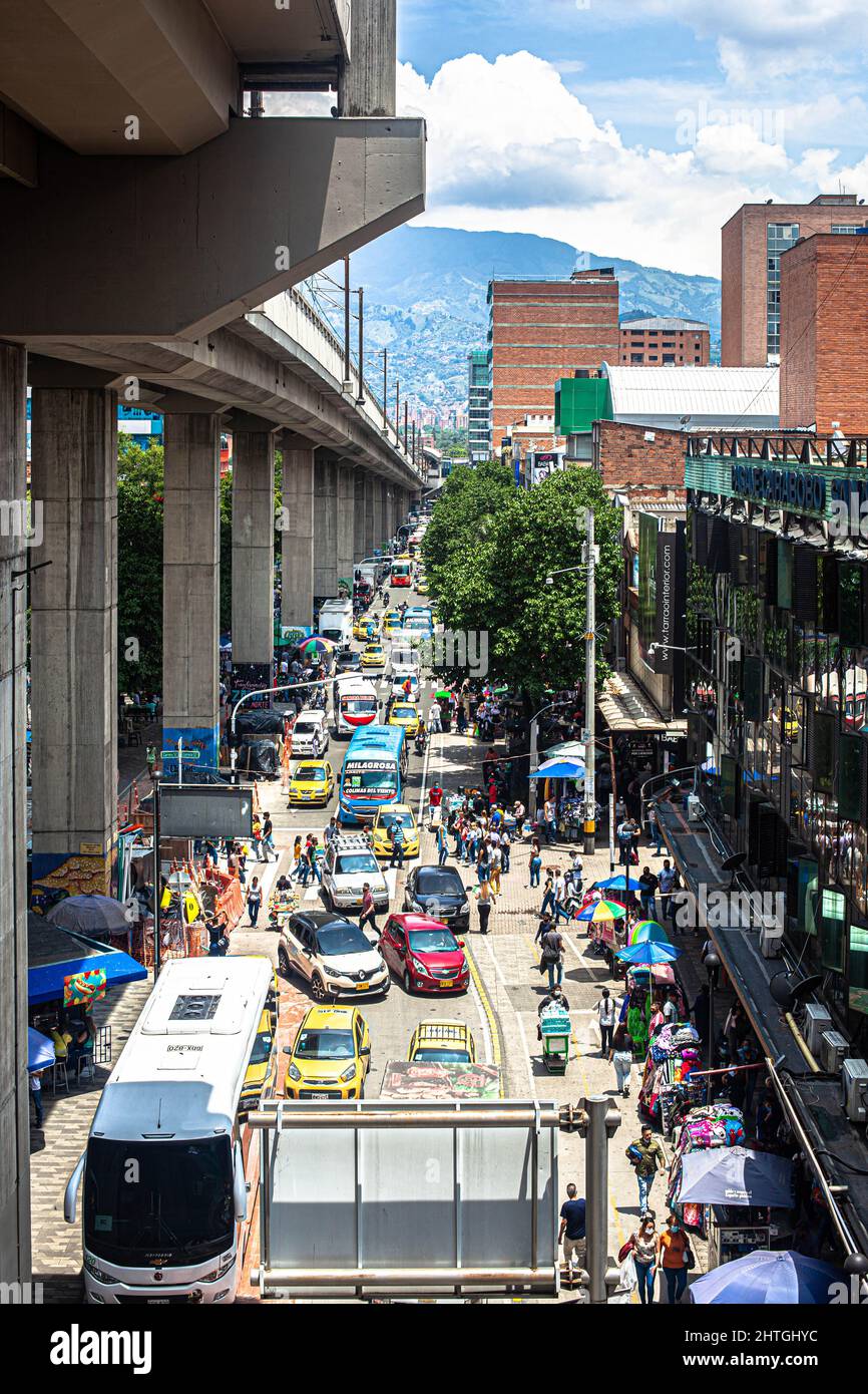 Blick auf den Fahrzeugverkehr auf einer Straße im Zentrum von Medellín, Kolumbien. Stockfoto