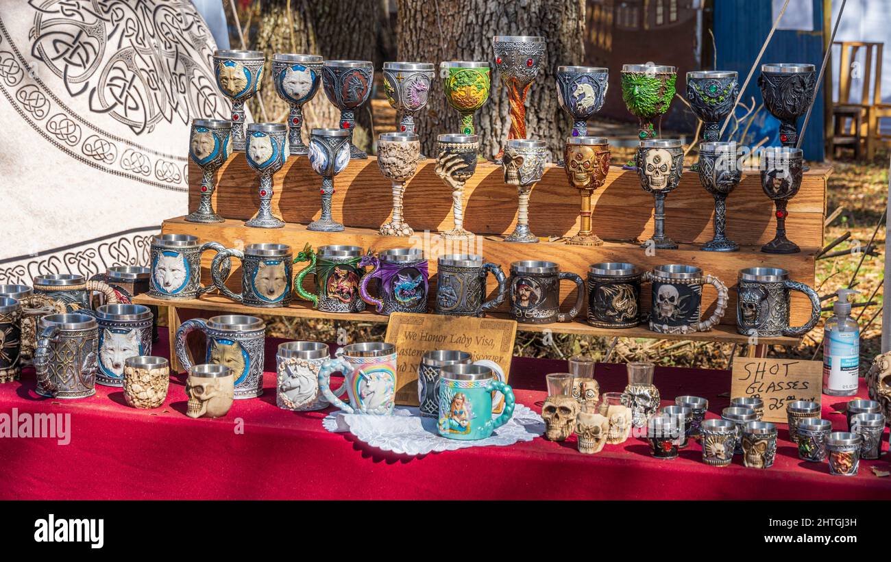 Becher und Becher zum Verkauf beim Bay Area Renaissance Festival - Dade City, Florida, USA Stockfoto