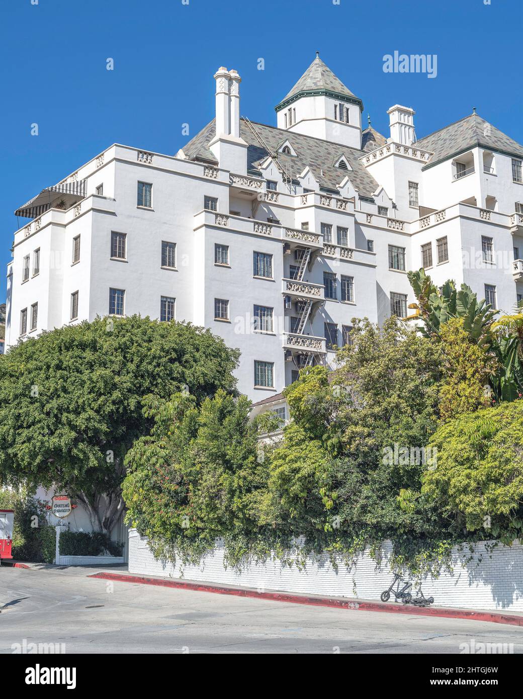 Los Angeles, CA, USA - 28. Februar 2022: Außenansicht des historischen Chateau Marmont Hotels am Sunset Boulevard in Los Angeles, CA. Stockfoto