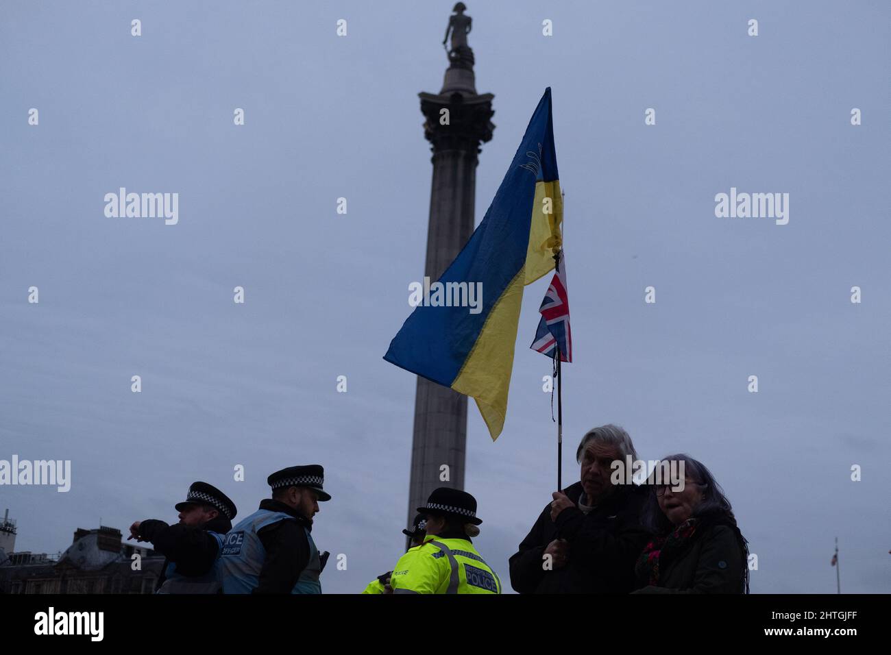 London, Großbritannien. 28.. Februar 2022. Ukrainer und Anhänger protestieren auf dem Trafalgar-Platz, während russische Truppen Regionen der Ukraine angreifen und besetzen. Demonstranten fordern ein Ende des Krieges und Boris Johnson verhängt Sanktionen gegen Russland, einige vergleichen Putin mit Hitler. Quelle: Joao Daniel Pereira Stockfoto