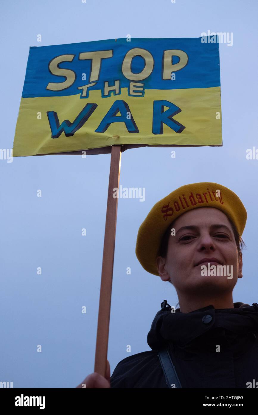 London, Großbritannien. 28.. Februar 2022. Ukrainer und Anhänger protestieren auf dem Trafalgar-Platz, während russische Truppen Regionen der Ukraine angreifen und besetzen. Demonstranten fordern ein Ende des Krieges und Boris Johnson verhängt Sanktionen gegen Russland, einige vergleichen Putin mit Hitler. Quelle: Joao Daniel Pereira Stockfoto