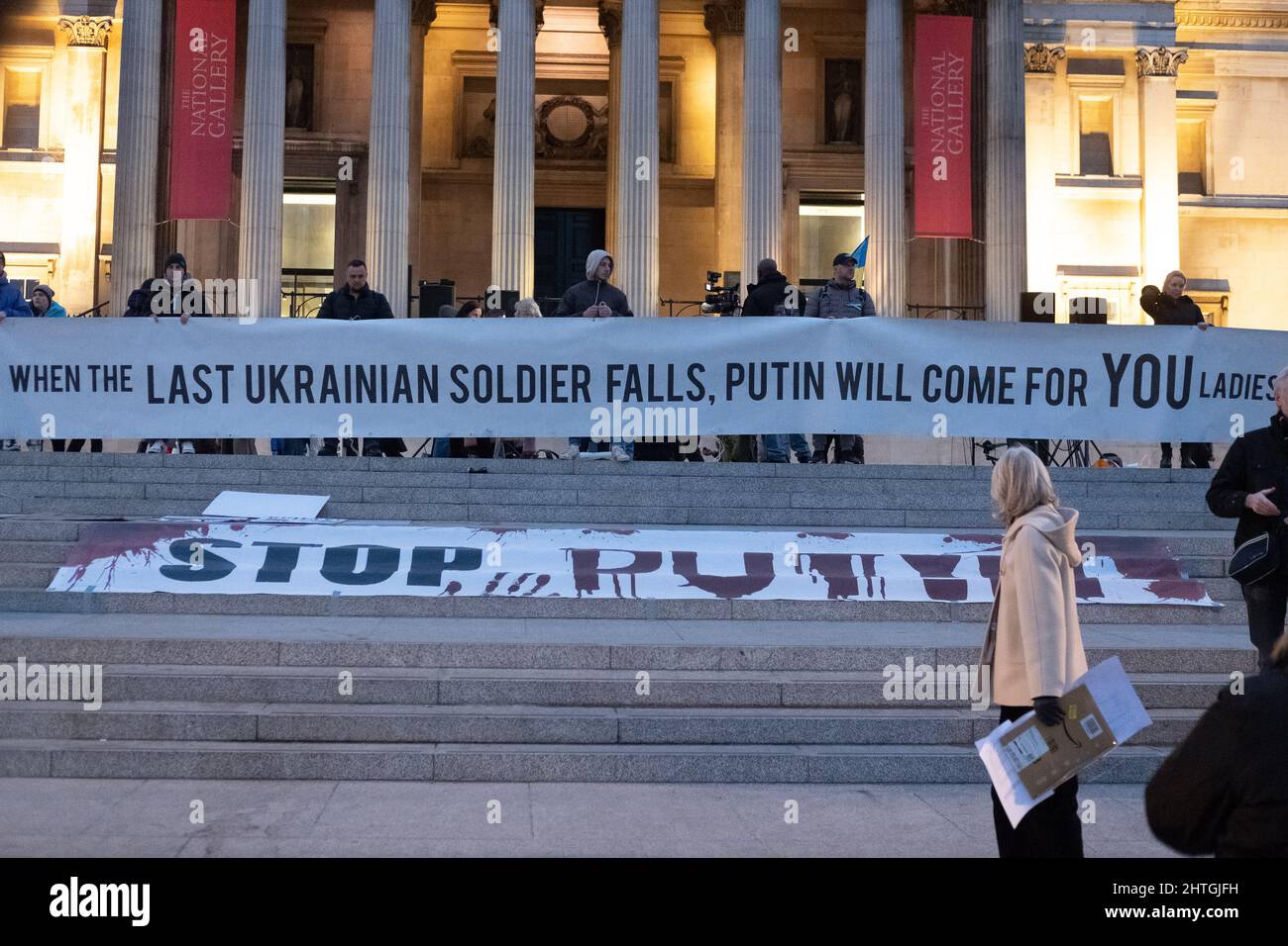 London, Großbritannien. 28.. Februar 2022. Ukrainer und Anhänger protestieren auf dem Trafalgar-Platz, während russische Truppen Regionen der Ukraine angreifen und besetzen. Demonstranten fordern ein Ende des Krieges und Boris Johnson verhängt Sanktionen gegen Russland, einige vergleichen Putin mit Hitler. Quelle: Joao Daniel Pereira Stockfoto
