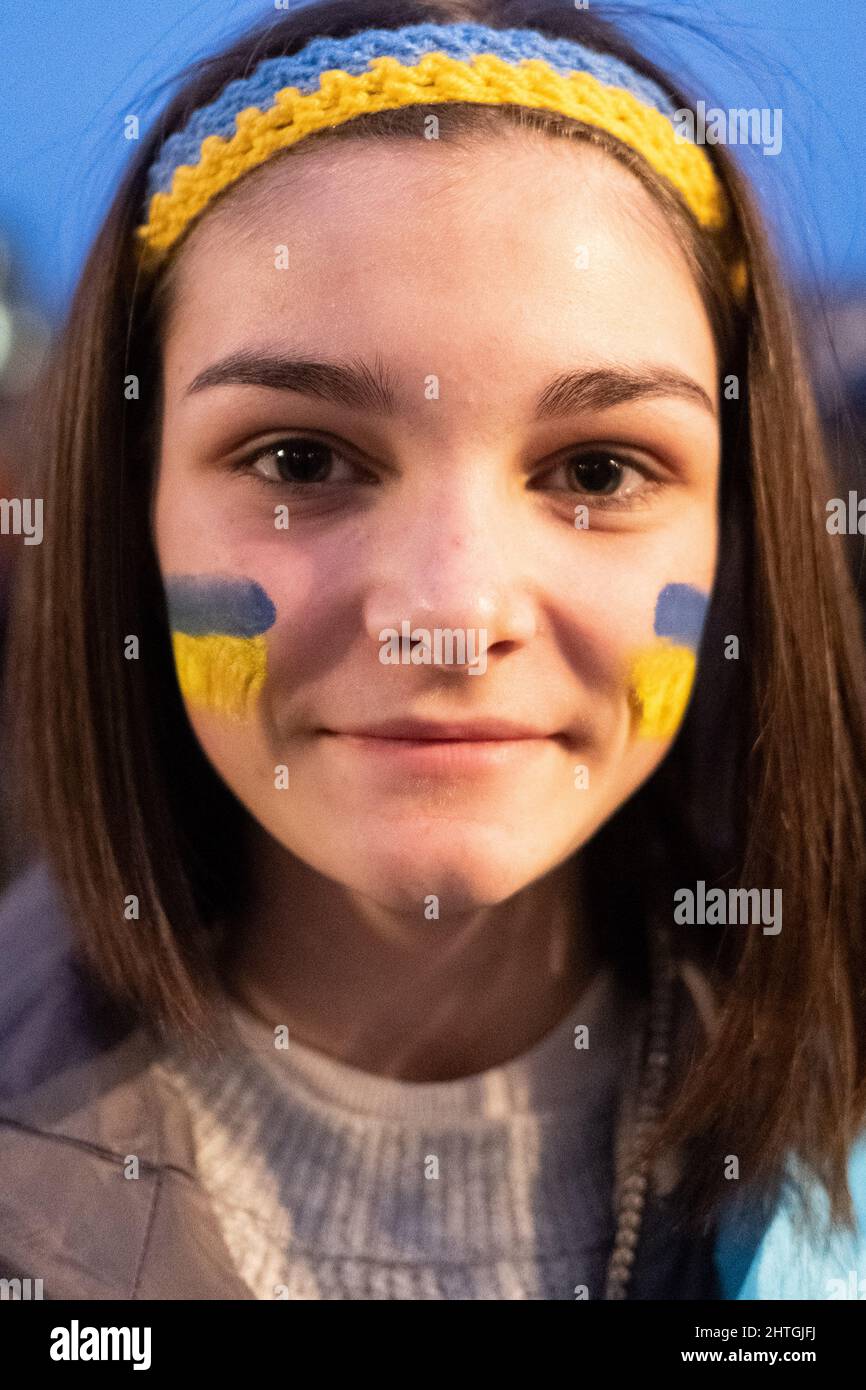 London, Großbritannien. 28.. Februar 2022. Ukrainer und Anhänger protestieren auf dem Trafalgar-Platz, während russische Truppen Regionen der Ukraine angreifen und besetzen. Demonstranten fordern ein Ende des Krieges und Boris Johnson verhängt Sanktionen gegen Russland, einige vergleichen Putin mit Hitler. Quelle: Joao Daniel Pereira Stockfoto