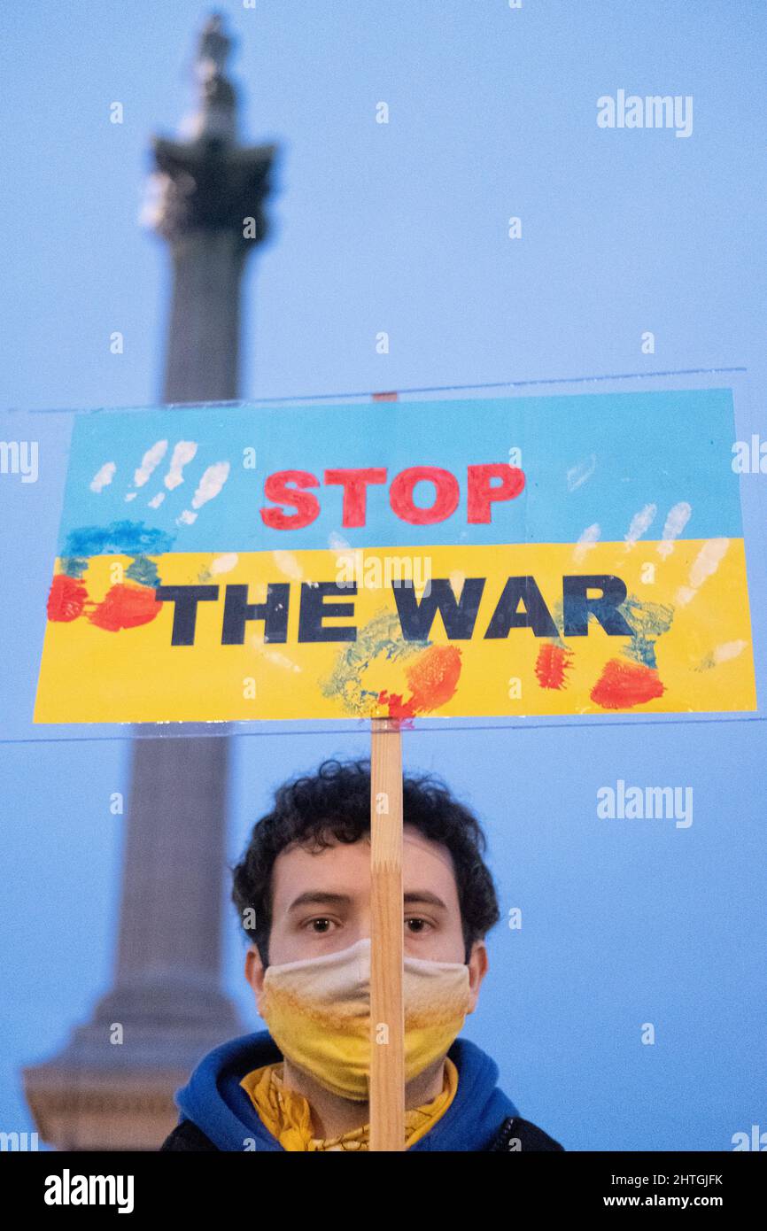 London, Großbritannien. 28.. Februar 2022. Ukrainer und Anhänger protestieren auf dem Trafalgar-Platz, während russische Truppen Regionen der Ukraine angreifen und besetzen. Demonstranten fordern ein Ende des Krieges und Boris Johnson verhängt Sanktionen gegen Russland, einige vergleichen Putin mit Hitler. Quelle: Joao Daniel Pereira Stockfoto
