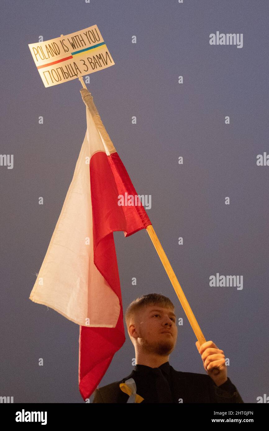 London, Großbritannien. 28.. Februar 2022. Ukrainer und Anhänger protestieren auf dem Trafalgar-Platz, während russische Truppen Regionen der Ukraine angreifen und besetzen. Demonstranten fordern ein Ende des Krieges und Boris Johnson verhängt Sanktionen gegen Russland, einige vergleichen Putin mit Hitler. Quelle: Joao Daniel Pereira Stockfoto