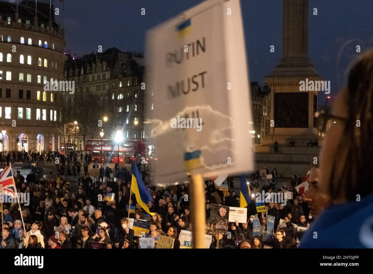 London, Großbritannien. 28.. Februar 2022. Ukrainer und Anhänger protestieren auf dem Trafalgar-Platz, während russische Truppen Regionen der Ukraine angreifen und besetzen. Demonstranten fordern ein Ende des Krieges und Boris Johnson verhängt Sanktionen gegen Russland, einige vergleichen Putin mit Hitler. Quelle: Joao Daniel Pereira Stockfoto