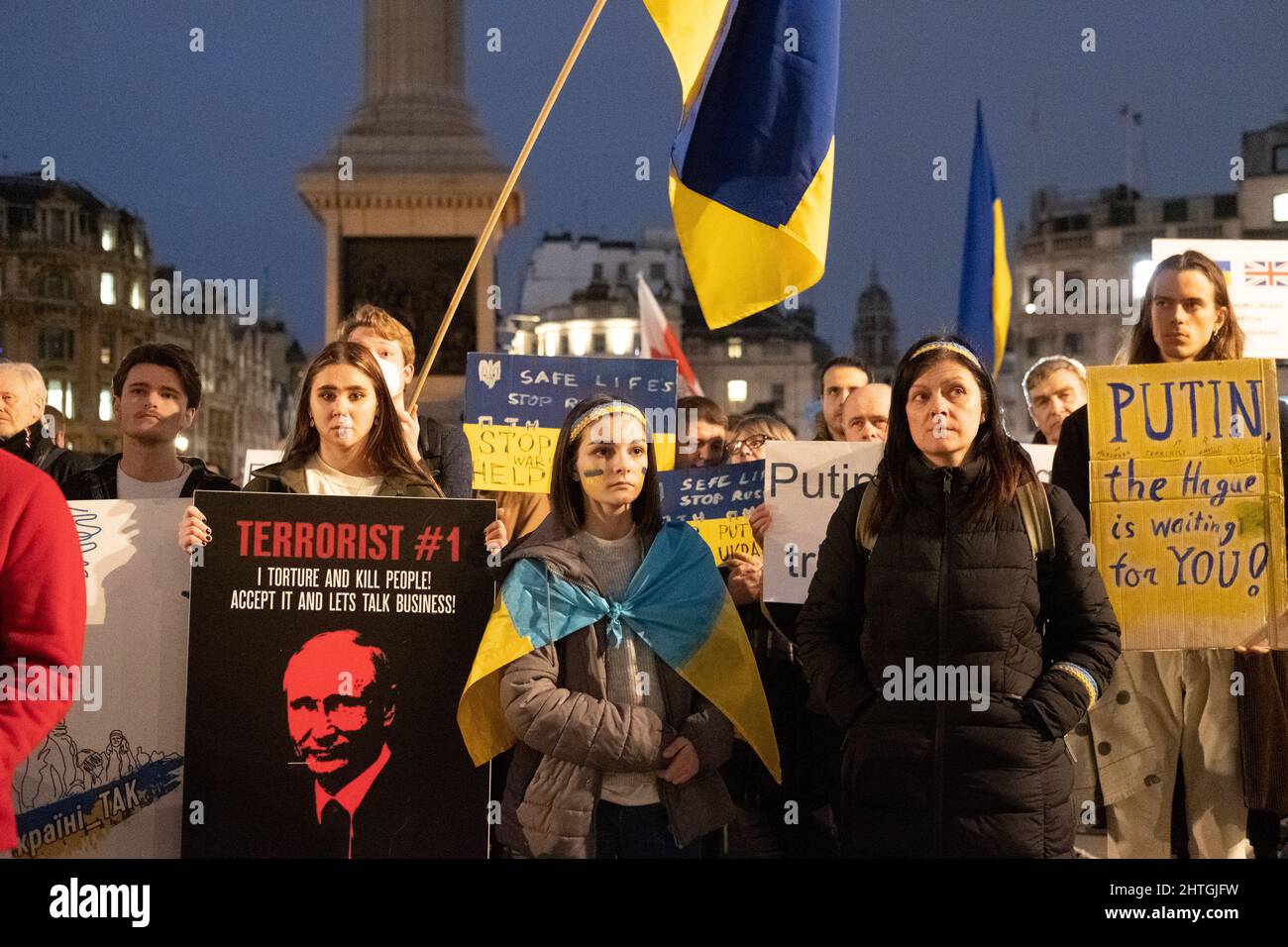 London, Großbritannien. 28.. Februar 2022. Ukrainer und Anhänger protestieren auf dem Trafalgar-Platz, während russische Truppen Regionen der Ukraine angreifen und besetzen. Demonstranten fordern ein Ende des Krieges und Boris Johnson verhängt Sanktionen gegen Russland, einige vergleichen Putin mit Hitler. Quelle: Joao Daniel Pereira Stockfoto