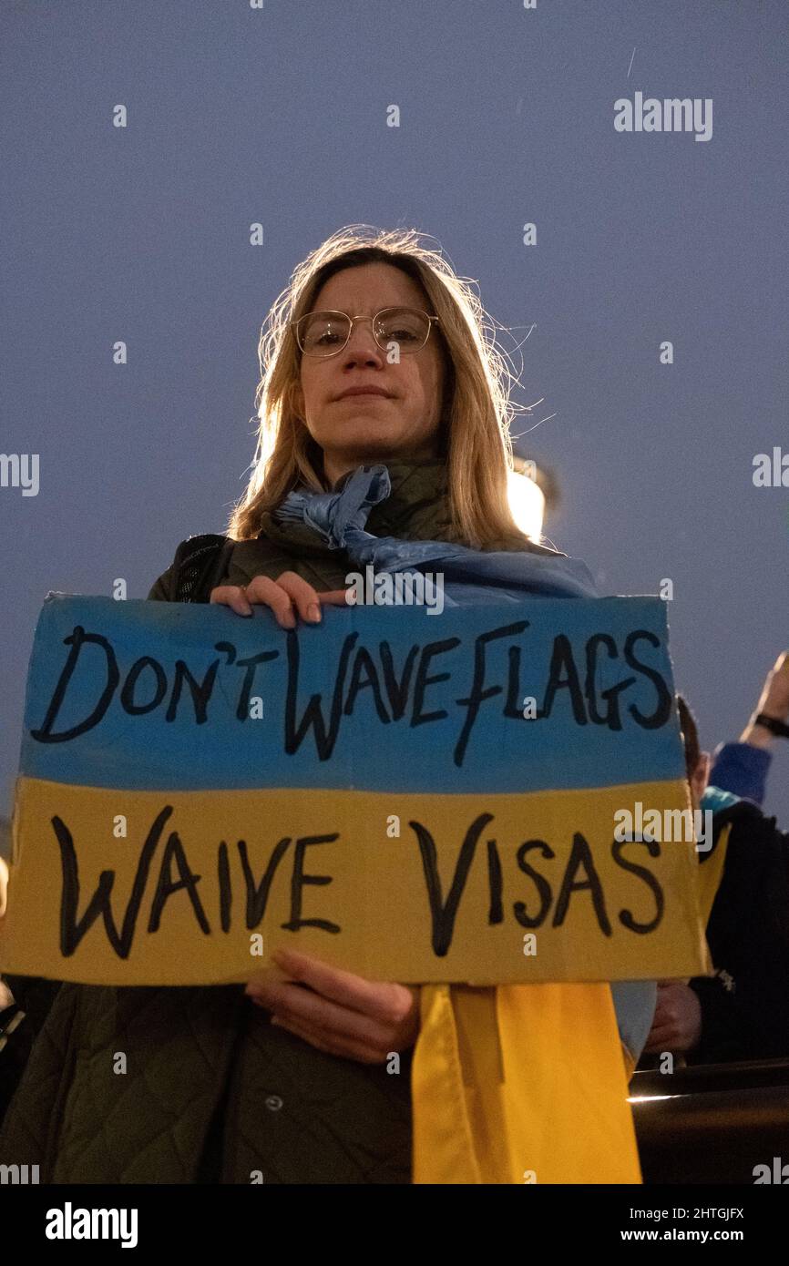London, Großbritannien. 28.. Februar 2022. Ukrainer und Anhänger protestieren auf dem Trafalgar-Platz, während russische Truppen Regionen der Ukraine angreifen und besetzen. Demonstranten fordern ein Ende des Krieges und Boris Johnson verhängt Sanktionen gegen Russland, einige vergleichen Putin mit Hitler. Quelle: Joao Daniel Pereira Stockfoto