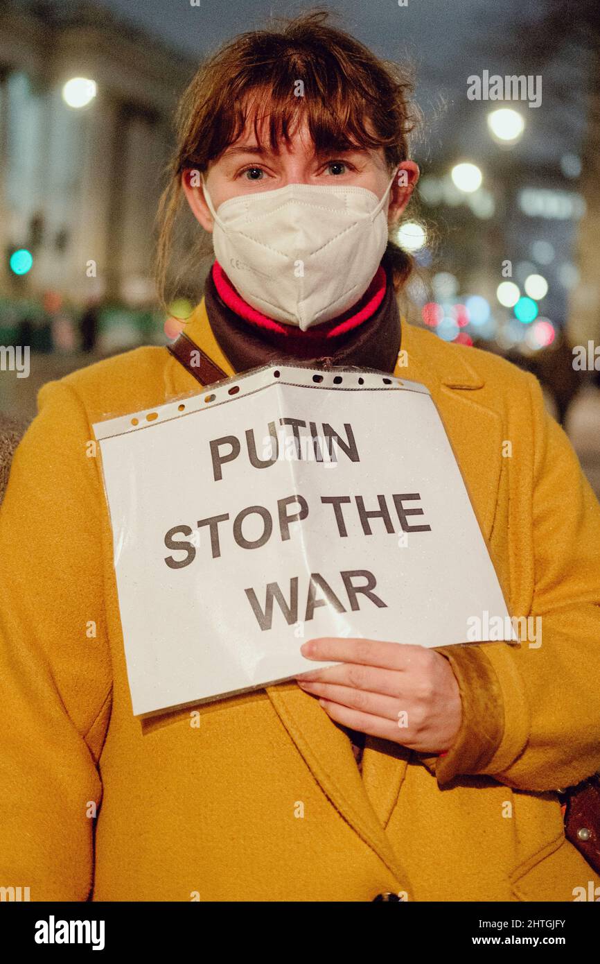 London, Großbritannien. 28.. Februar 2022. Ukrainer und Anhänger protestieren auf dem Trafalgar-Platz, während russische Truppen Regionen der Ukraine angreifen und besetzen. Demonstranten fordern ein Ende des Krieges und Boris Johnson verhängt Sanktionen gegen Russland, einige vergleichen Putin mit Hitler. Quelle: Joao Daniel Pereira Stockfoto