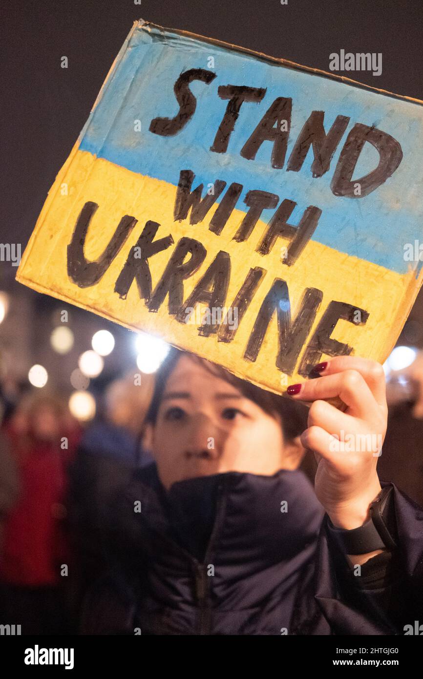 London, Großbritannien. 28.. Februar 2022. Ukrainer und Anhänger protestieren auf dem Trafalgar-Platz, während russische Truppen Regionen der Ukraine angreifen und besetzen. Demonstranten fordern ein Ende des Krieges und Boris Johnson verhängt Sanktionen gegen Russland, einige vergleichen Putin mit Hitler. Quelle: Joao Daniel Pereira Stockfoto