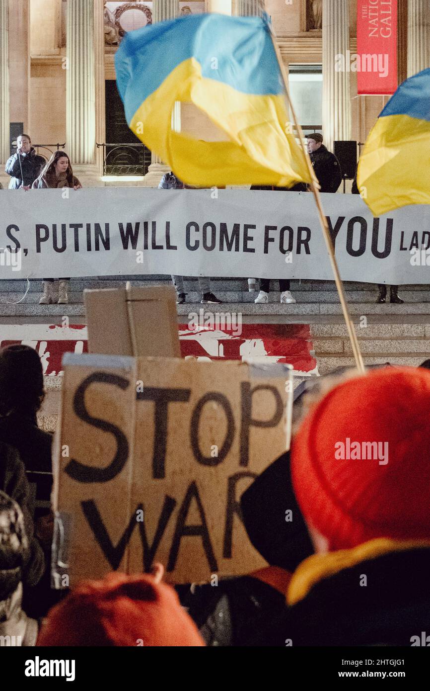 London, Großbritannien. 28.. Februar 2022. Ukrainer und Anhänger protestieren auf dem Trafalgar-Platz, während russische Truppen Regionen der Ukraine angreifen und besetzen. Demonstranten fordern ein Ende des Krieges und Boris Johnson verhängt Sanktionen gegen Russland, einige vergleichen Putin mit Hitler. Quelle: Joao Daniel Pereira Stockfoto