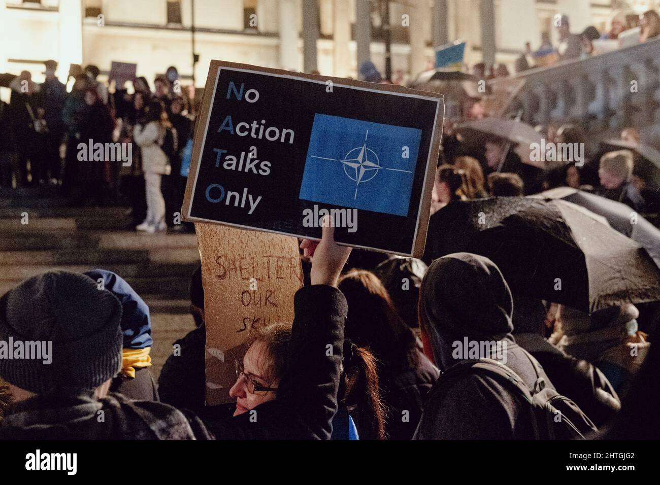 London, Großbritannien. 28.. Februar 2022. Ukrainer und Anhänger protestieren auf dem Trafalgar-Platz, während russische Truppen Regionen der Ukraine angreifen und besetzen. Demonstranten fordern ein Ende des Krieges und Boris Johnson verhängt Sanktionen gegen Russland, einige vergleichen Putin mit Hitler. Quelle: Joao Daniel Pereira Stockfoto