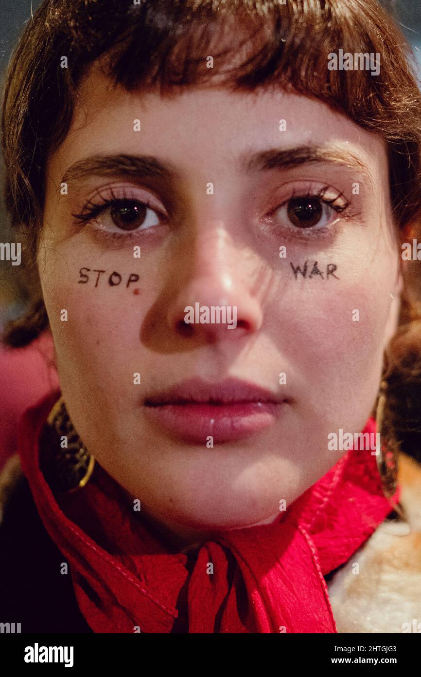 London, Großbritannien. 28.. Februar 2022. Ukrainer und Anhänger protestieren auf dem Trafalgar-Platz, während russische Truppen Regionen der Ukraine angreifen und besetzen. Demonstranten fordern ein Ende des Krieges und Boris Johnson verhängt Sanktionen gegen Russland, einige vergleichen Putin mit Hitler. Quelle: Joao Daniel Pereira Stockfoto