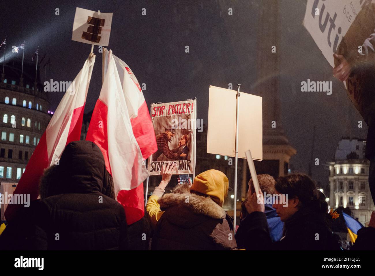 London, Großbritannien. 28.. Februar 2022. Ukrainer und Anhänger protestieren auf dem Trafalgar-Platz, während russische Truppen Regionen der Ukraine angreifen und besetzen. Demonstranten fordern ein Ende des Krieges und Boris Johnson verhängt Sanktionen gegen Russland, einige vergleichen Putin mit Hitler. Quelle: Joao Daniel Pereira Stockfoto