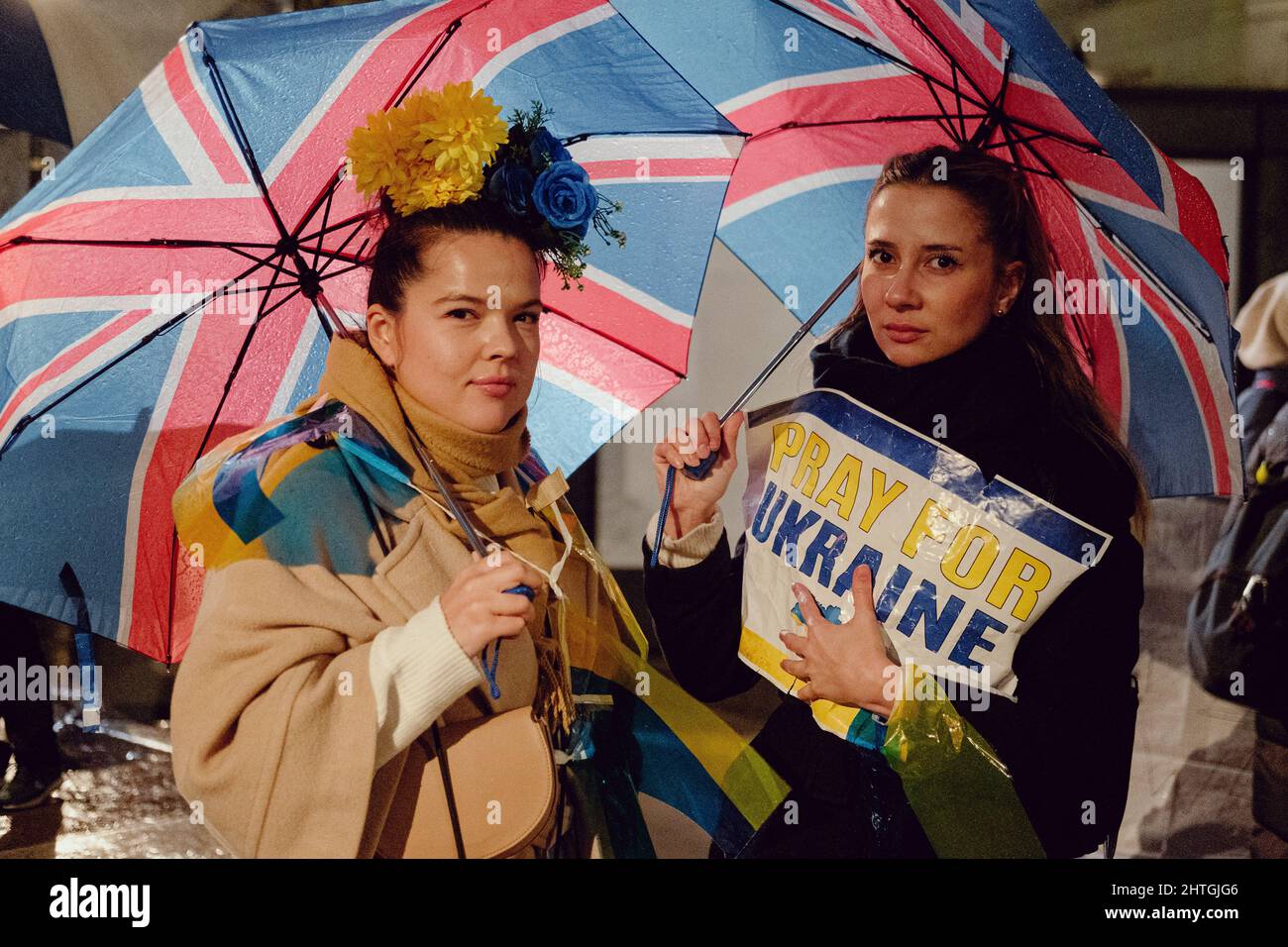 London, Großbritannien. 28.. Februar 2022. Ukrainer und Anhänger protestieren auf dem Trafalgar-Platz, während russische Truppen Regionen der Ukraine angreifen und besetzen. Demonstranten fordern ein Ende des Krieges und Boris Johnson verhängt Sanktionen gegen Russland, einige vergleichen Putin mit Hitler. Quelle: Joao Daniel Pereira Stockfoto