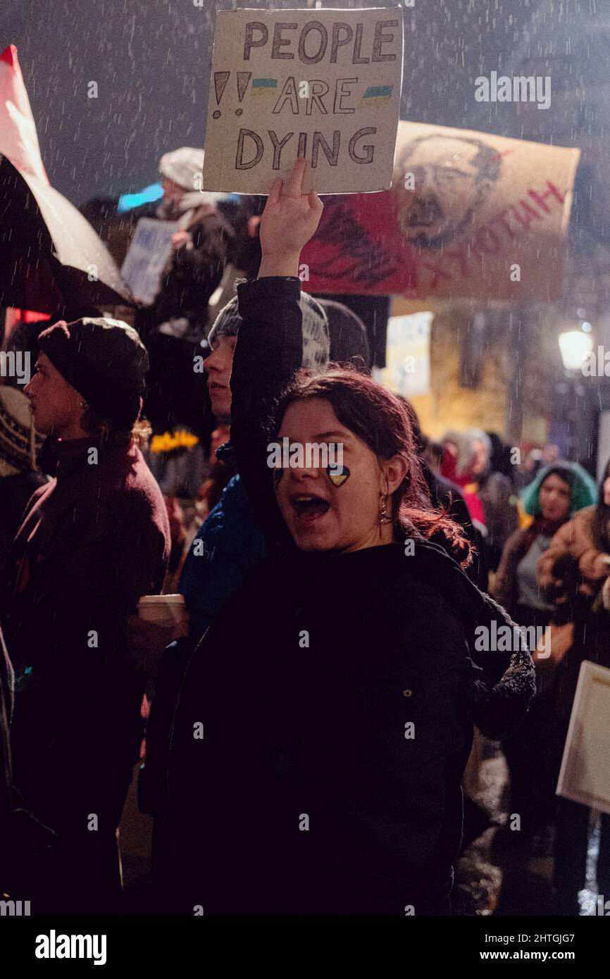 London, Großbritannien. 28.. Februar 2022. Ukrainer und Anhänger protestieren auf dem Trafalgar-Platz, während russische Truppen Regionen der Ukraine angreifen und besetzen. Demonstranten fordern ein Ende des Krieges und Boris Johnson verhängt Sanktionen gegen Russland, einige vergleichen Putin mit Hitler. Quelle: Joao Daniel Pereira Stockfoto