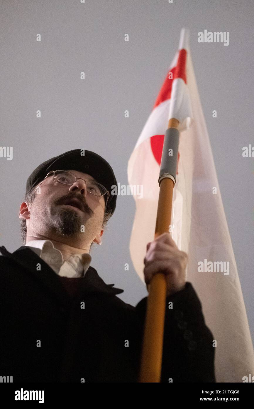 London, Großbritannien. 28.. Februar 2022. Ukrainer und Anhänger protestieren auf dem Trafalgar-Platz, während russische Truppen Regionen der Ukraine angreifen und besetzen. Demonstranten fordern ein Ende des Krieges und Boris Johnson verhängt Sanktionen gegen Russland, einige vergleichen Putin mit Hitler. Quelle: Joao Daniel Pereira Stockfoto